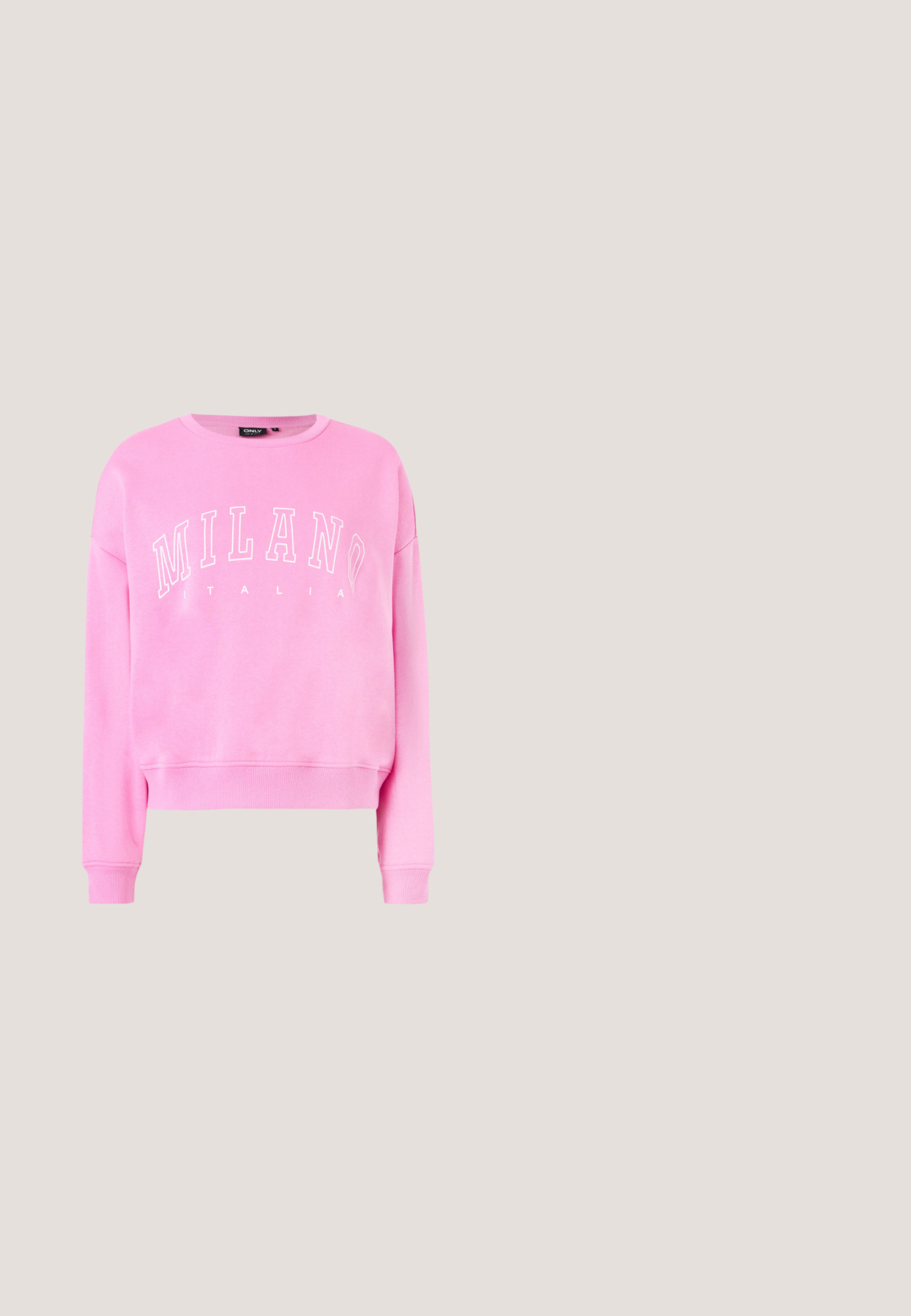 Sudadera rosa hecha de un tejido suave con cuello redondo y hombros caídos. "MILANO ITALIA" impreso en blanco en la parte frontal.; Camiseta blanca corta con gráfico de corazón rosa y chile, y texto "Chica Caliente" centrado en el pecho.; Vaqueros de pierna ancha azul claro de denim. Cuenta con grandes bolsillos laterales, detalles de costura y un cierre de botón con acentos dorados.; Zapatilla blanca con un logo de ola negro. Presenta una parte superior lisa, entresuela texturizada y cordones planos. La suela tiene detalles acanalados.; Bolso de mano plateado hecho de material texturizado, con un diseño curvo, una correa delgada blanca y un detalle de logo metálico en el frente.; Pendientes de aro de plata con tres bandas semicirculares superpuestas, una adornada con pequeños cristales transparentes sobre un fondo claro.