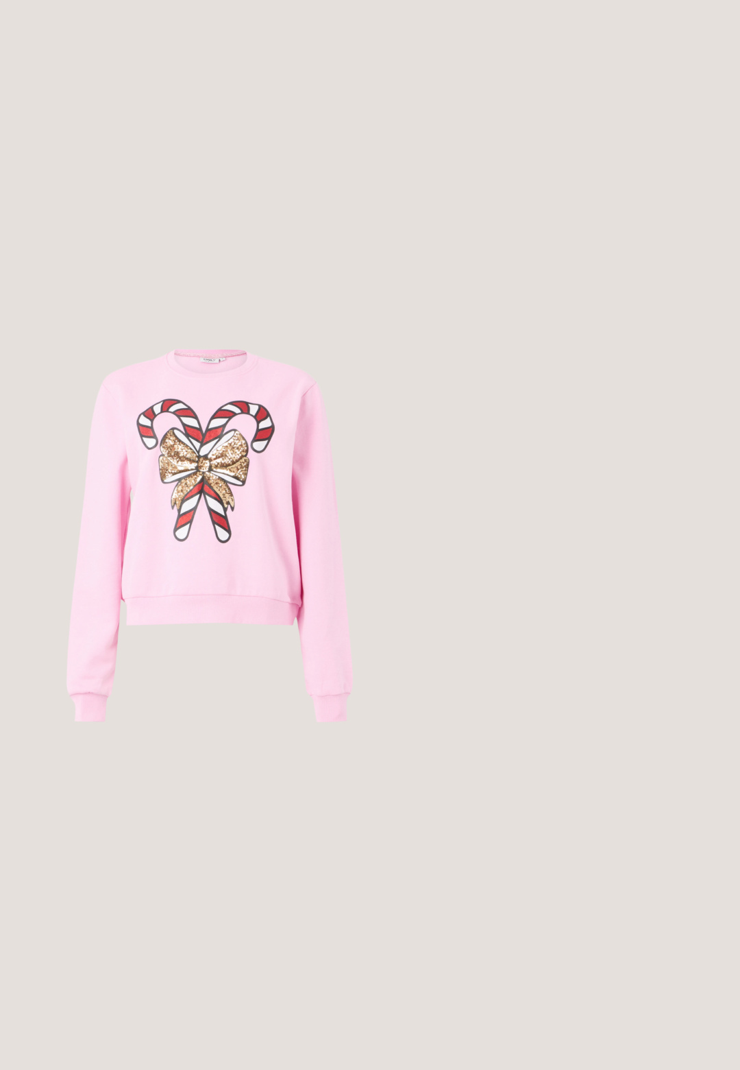 Sudadera rosa con un gráfico de un bastón de caramelo y un lazo de lentejuelas. Fabricada con tela suave, con mangas largas y un diseño corto.; Camiseta negra con un gráfico colorido de flores y mariposas, con acentos en rosa y azul. "Versace Jeans Couture" impreso en un diseño circular.; Pantalones relajados color burdeos con cintura elástica, que presentan franjas laterales blancas y una textura de tela suave. Diseño de pierna ancha.; Zapatilla blanca gruesa con detalles de estampado de leopardo, cordones rosas, detalles marrones y suela texturizada sobre un fondo claro liso.; Bolso de mano negro acolchado con correa de cadena dorada y cierre decorativo dorado con dos pájaros enfrentados.; Pulsera de oro con piedras preciosas alternadas en rosa, púrpura y transparente, un broche de oro y una cadena ajustable con una pequeña etiqueta redonda.