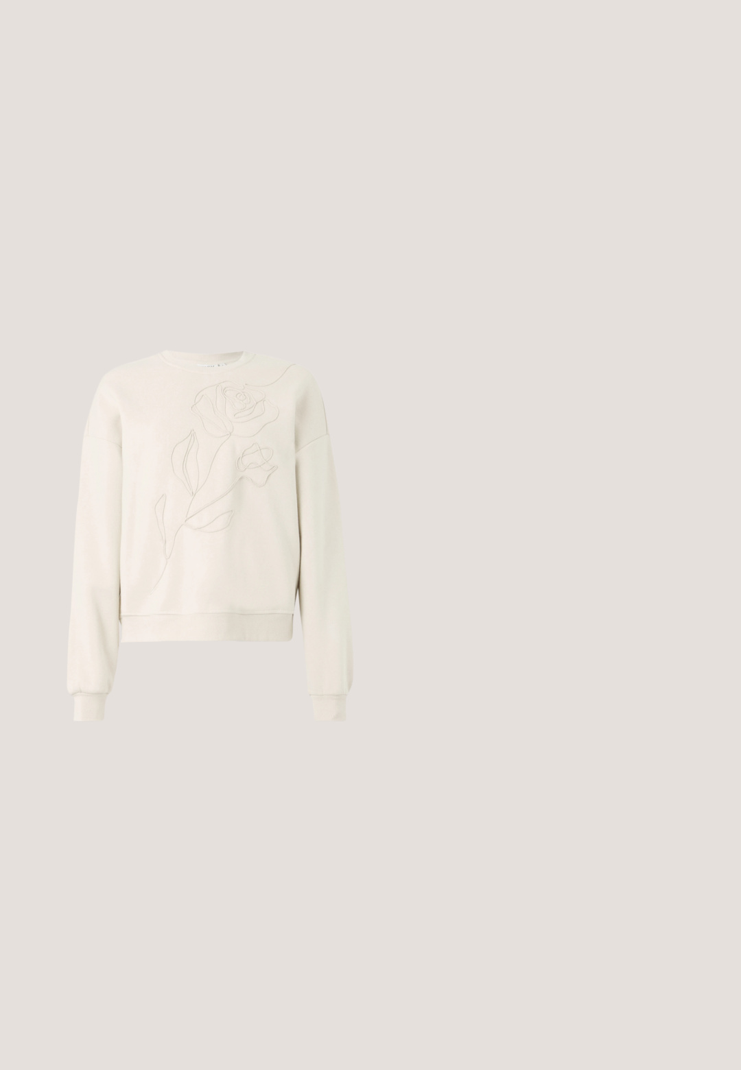 Sweatshirt crème avec broderie florale à l'avant. Col rond, manches longues et poignets côtelés. Texture douce et coupe décontractée.; Chemise à manches longues, en maille côtelée de couleur brun clair, avec un col et une fermeture à boutons à l'avant. Présente des détails subtils sur les poignets et l'ourlet.; Jean large gris clair en denim, présentant un design classique à cinq poches et une fermeture à bouton métallique à la taille.; Chaussure slingback beige à talon haut, à bout pointu et à design de bride ajourée, avec une boucle dorée sur la bride de la cheville.; Sac à main avec motif monogramme marron et beige, deux poignées en cuir, rayures verticales blanches et marron, et breloques logo Guess en métal sur le côté.; Paire de boucles d’oreilles créoles en or poli avec des tiges fines et des fermoirs à charnière, présentées sur un fond gris clair uni.