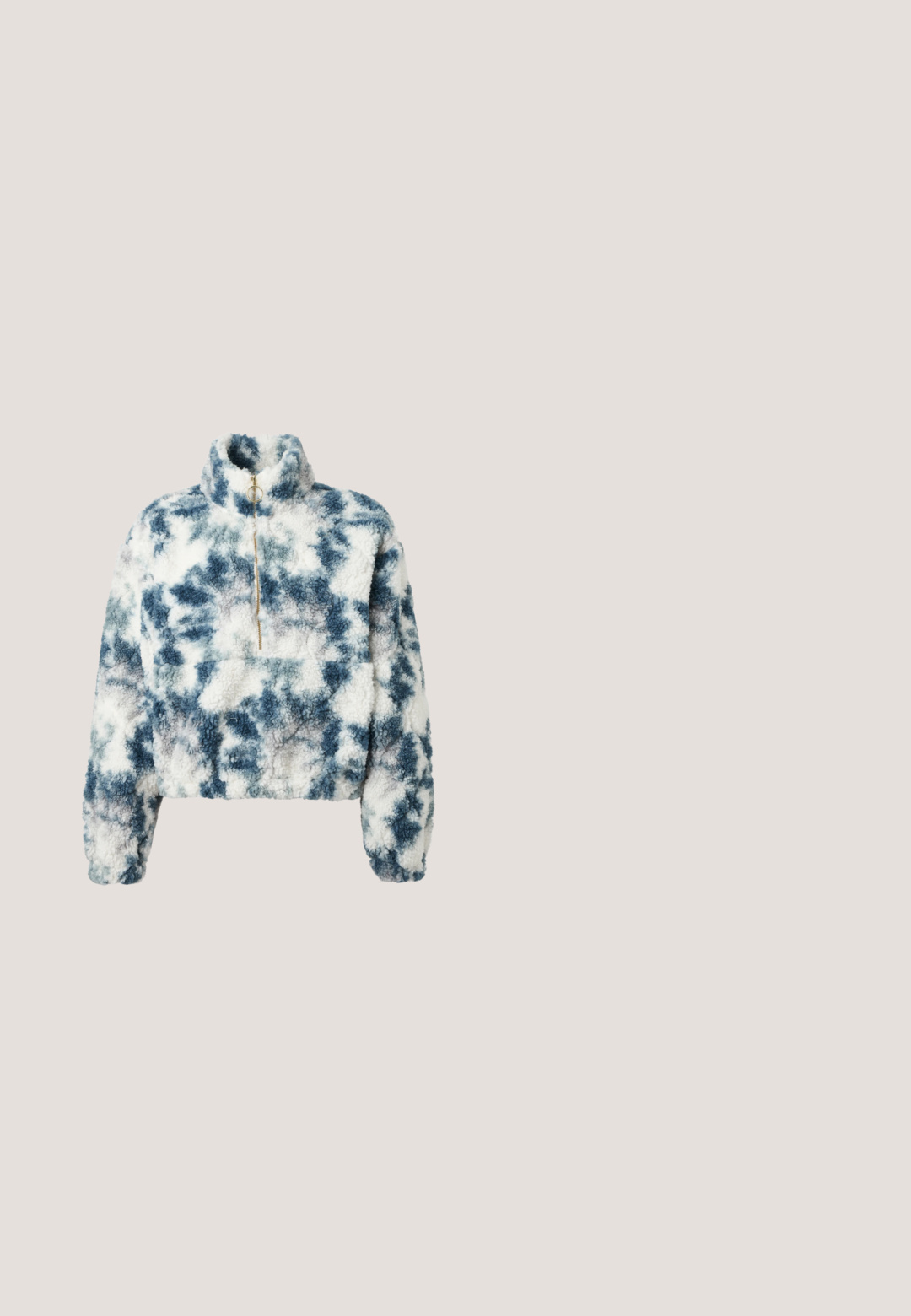 Fleece pullover i blå og hvid tie-dye mønster med høj krave, kvart lynlås og cropped design. Blød tekstur med en boxy pasform.; Sort-hvidstribet langærmet top med høj hals, ribbet tekstur, med blå og beige accenter samt et lille logo på brystet.; Hvid Nike-nederdel med elastisk talje og subtil flæsekant, med lille sort Nike-logo på højre side.; Mørkeblå og sølv atletiske sko med segmenteret polstret sål og sølv Nike swoosh på siden, vist i højre profil på hvid baggrund.; Blå skuldertaske i stof med justerbar rem og diskret blomsterprint, "lala Berlin" logo broderet på fronten.; Sølv øreringe i øreringeform med ordet "Perfekt" stavet med rhinsten inde i hver ørering på en hvid baggrund.