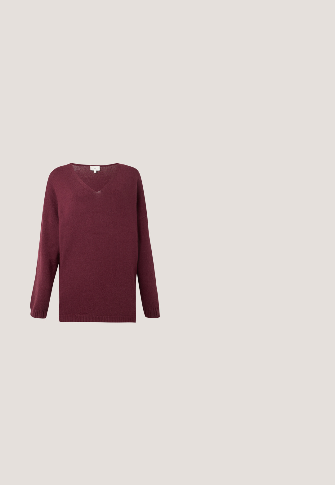 Bourgogne langærmet V-hals sweater med ribstrikkede ærmekanter og kant, vist på en plain lysegrå baggrund.; Brun og creme mønstret skjorte, med krave og lange ærmer, der har knaplukning og en glat stoftekstur.; Marron skræddersyede bukser lavet af tekstureret stof, der har flad front, bæltestropper og tætsiddende ben med en cropped længde.; Bordeauxfarvet læderankelstøvle med spids tå og blokhæl. Glat tekstur med en strømlinet silhuet og rene linjer.; Kvinde iført en sort- og hvidmønstret bluse, der holder en blank rød skuldertaske mod en ensfarvet baggrund.; Sølvmetal øreringe med et bølgende, skulpturelt design, der har en poleret overflade og uregelmæssige former, hvilket fremhæver en moderne æstetik.