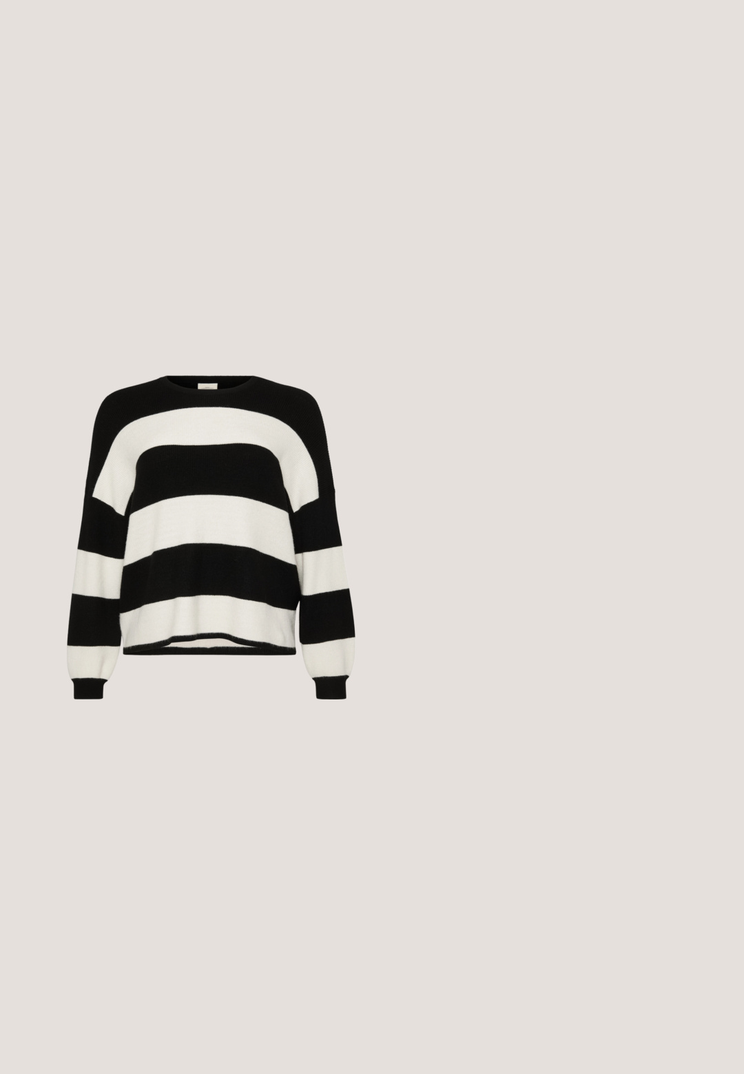 Stribet sort-hvid strikket sweater med rund hals, lange ærmer, ribbede manchetter og blød tekstur, med vekslende brede striber.; Mørk denim brede bukser med høj talje, prydet med syninger, bæltestropper og forlommer. Glat tekstur, klassisk design.; Sort læder kitten-heel sko med spids tå, samlet ankelrem og omviklede snørebånd.; Sorte ovale solbriller med mørke linser og brede stænger med gyldne teksturerede paneler på hver side.; Sort læder crossbody-taske med klaplukning, gyldent rundt spænde og læderkvastdetalje på hvid baggrund.; Par skinnende sølvfarvede snoede hoops på hvid baggrund.