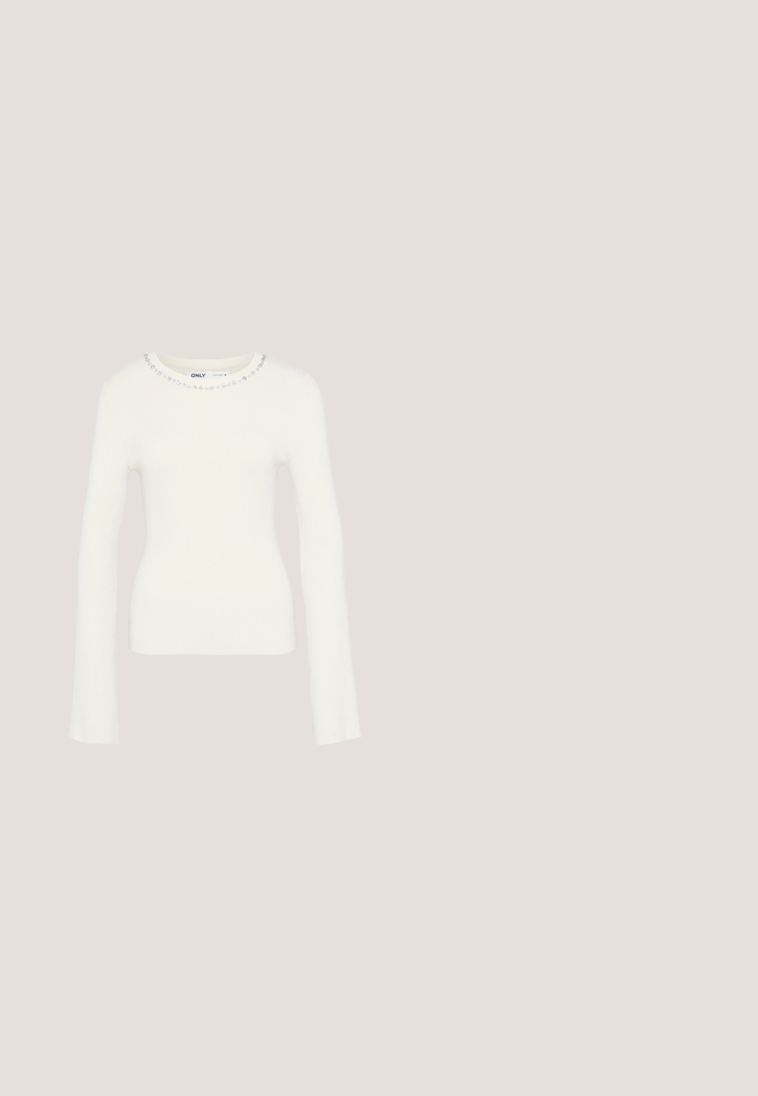 Pull long à manches longues blanc côtelé avec une silhouette ajustée et un décolleté orné de petits gemmes clairs le long du col.; Pantalons noirs en peluche avec un design texturé, dotés d'une taille haute et de deux poches avant ornées de décorations florales rondes.; Escarpin en cuir verni noir avec bout pointu et talon aiguille de hauteur moyenne. Texture lisse et design minimaliste sans ornements visibles.; Lunettes de soleil noires à monture carrée avec verres sombres et branches texturées arborant un logo "C" doré sur le côté.; Sac bandoulière en cuir matelassé noir avec bandoulière chaîne argentée et fermoir rectangulaire argenté sur fond uni.; Boucles d'oreilles créoles en or avec cristaux clairs incrustés et design géométrique en forme de carré ouvert sur un fond gris clair.