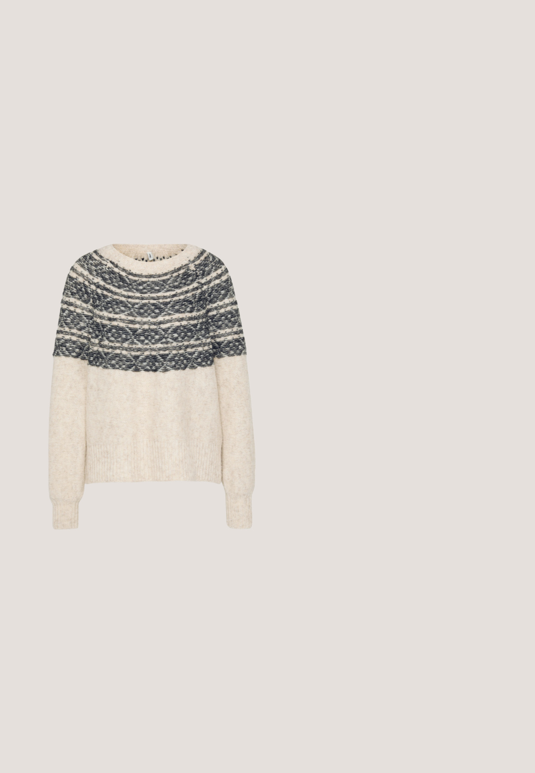 Pull crème avec un empiècement à motif gris foncé. Tissu tricoté, encolure ronde, manches longues, et bords côtes aux poignets et à l'ourlet.; Jean flare bleu foncé en denim, avec une taille haute, cinq poches et des surpiqûres contrastées le long des coutures. Texture lisse.; Bottine en cuir noir avec un bout pointu, une silhouette effilée et un petit talon rond. Texture lisse avec un minimum de détails.; Lunettes de soleil noires avec une monture rectangulaire, des verres sombres, un matériau plastique lisse et un accent métallique sur la branche.; Sac à main en cuir noir au design structuré, avec une poignée arrondie et une bandoulière amovible. Présente une texture lisse et un éclat subtil.; Une paire de boucles d'oreilles en croissant argenté poli avec des supports en plastique transparent sur une surface blanche.