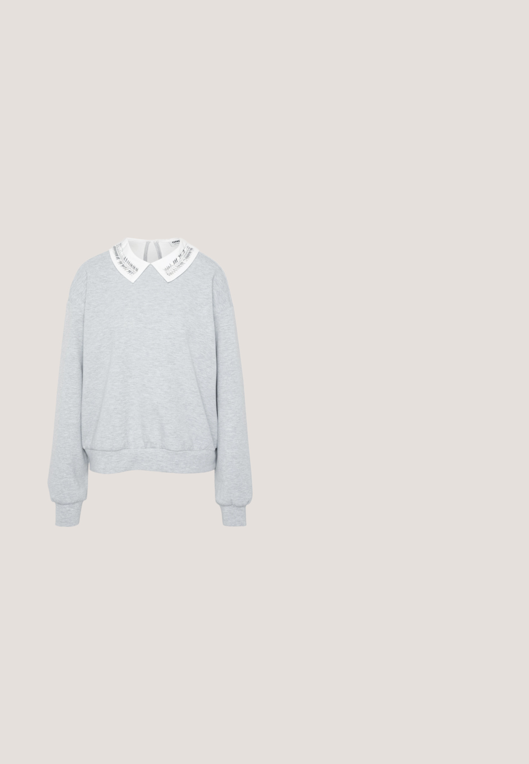 Grauer Sweatshirt mit langen Ärmeln, abgerundetem Saum und einem weißen Kragen mit silberner Streifenmusterung. Weicher Stoff.; Schmale blaue Jeans mit faded Waschung, fünf Taschen, Gürtelschlaufen und einem vorderen Knopfverschluss. Aus Denimstoff mit sichtbaren Nähten.; Schwarze Lederflachschuhe mit spitzem Zehenbereich, ausgestattet mit einem metallischen Riemen über dem Spann und einer niedrigen, flexiblen Sohle.; Schwarze Sonnenbrille mit rechteckigem Rahmen, dunklen Gläsern, glattem Kunststoffmaterial und einem metallischen Akzent am Bügel.; Schwarz-silberne Handtasche mit einer strukturierten Oberfläche, die ein Diamantmuster aufweist, einem geknoteten Griff und einer strukturierten Form.; Silberne Creolen mit einem Kreuz- und Herz-Anhänger. Glatte, glänzende Textur mit polierter Oberfläche. Jeder Anhänger hängt an einem sicheren Ring.
