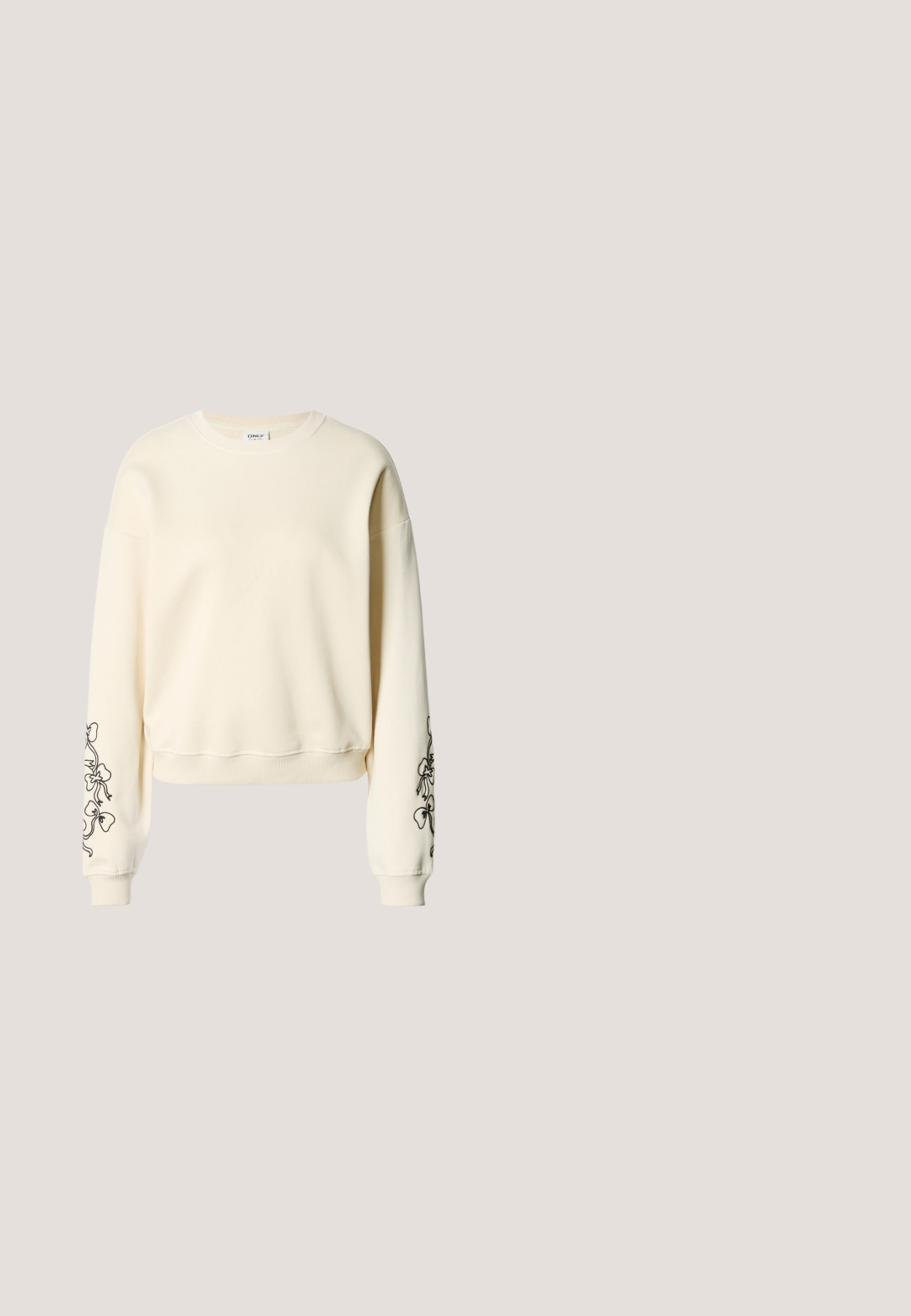 Roomkleurige lange mouwen sweatshirt met geribbelde manchetten en zoom, met zwarte bloemmotieven in lijntekening op beide mouwen.; Lichtgeel T-shirt met korte mouwen en ronde hals, met subtiel aangebracht reliëf "HUGO"-logo op de borst en een rood label aan de binnenkant van de kraag.; Lichtblauwe spijkerbroek met een hoge taille en rechte pasvorm. Kenmerkt zich door subtiele vervaging, standaard vijf-pocket ontwerp en metalen knoopsluiting.; Lage sneaker met een luipaardprint stof, zwarte suede accenten, zwarte veters en een tan rubberen zool, gezien vanaf de zijkant op een witte achtergrond.; Crème-kleurige handtas met een zwarte hengsel, zilveren kettingdetail en een prominent logo aan de voorkant. Glad oppervlak en ritssluiting.; Hartvormige oorstekers bezet met kleine kristallen, elk doorboord door een gouden pijl detail op een witte achtergrond.