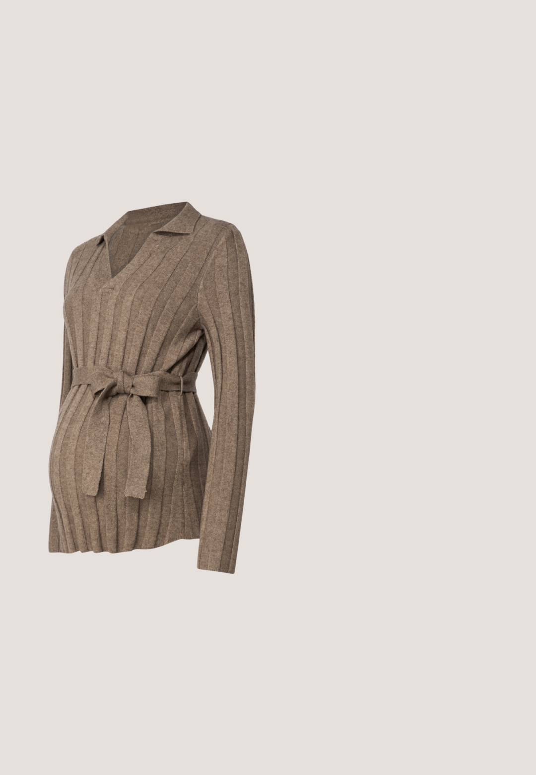 Pull maternité marron à côtes avec un col en V, des manches longues et une ceinture à nouer à la taille, fabriqué en tissu tricoté doux. La texture est lisse.; Robe de maternité rayée noire et argent avec un décolleté en V, des manches longues et une taille empire, conçue pour le confort et le style pendant la grossesse.; Des jeans de maternité noirs avec un panneau extensible au-dessus du ventre, une coupe slim et un design standard à cinq poches. Texture lisse et détails minimalistes.; Bottine en cuir noir avec des panneaux latéraux élastiques, semelle en caoutchouc épaisse et languette de tirage. Texture lisse avec un design épuré.; Sac fourre-tout en cuir noir avec deux poignées et une bandoulière réglable sur un fond clair uni.; Ensemble de bijoux en ton argenté comprenant un collier délicat avec un pendentif en forme de goutte et des boucles d'oreilles à clou assorties ornées de strass.