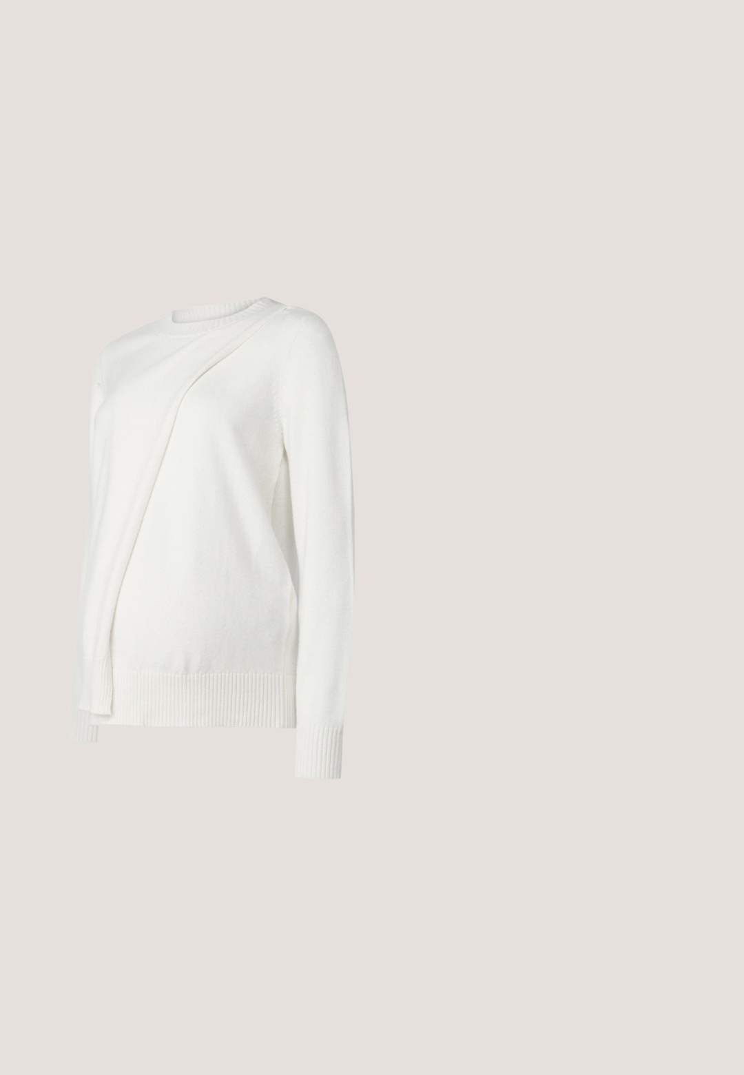 Pull blanc à manches longues avec un col rond, présentant un design plié en diagonale à l'avant et des bords côtelés aux poignets et à l'ourlet. Matériau doux.; Pantalons de maternité noirs avec une taille haute élastique et une coupe fuselée. Le tissu a une texture lisse avec une légère brillance.; Escarpin slingback à talon kitten en cuir verni noir avec bout pointu et bride élastique de marque portant l'inscription "KARL LAGERFELD".; Lunettes de soleil carrées beiges avec verres dégradés foncés et accents décoratifs dorés et argentés sur les branches.; Pochette bleu marine avec garniture en cuir et coutures blanches, avec logo Polo by Ralph Lauren sur le détail de la poignée avant.; Boutons de manchette en argent avec des lettres "RL" stylisées, design rond avec une finition polie et un mécanisme de fermeture simple.