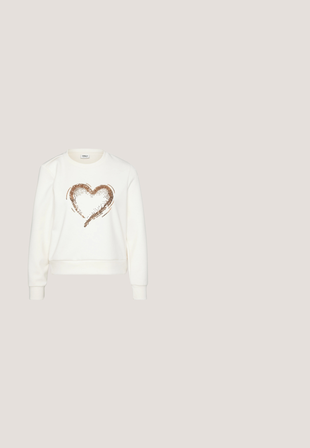 Hvid sweatshirt med et metallisk rosegold palædesign i form af et hjerte foran, ribbede ærmer og talje, samt en klassisk rund hals.; Lyseblå vidde jeans med frontknapper, lynlåslukning, fem lommer og diskrete falmede detaljer på lårene.; Læder- og ruskindsneakers i creme med brune accenter. Har teksturerede sidestriber, rund tå og slidstærk gummisål.; Sorte firkantede solbriller med mørke linser, gyldne metal accenter og sorte plastikstænger. Slank, geometrisk design med unikke hængselsdetaljer.; Lille brun håndtaske med hvide håndtag og stropper, lynlås og "HISPANITAS" logo foran.; Mørkeblå denim bælte med sølv oval spænde med udskåret geometrisk mønster, samlet i en spiral på en hvid baggrund.