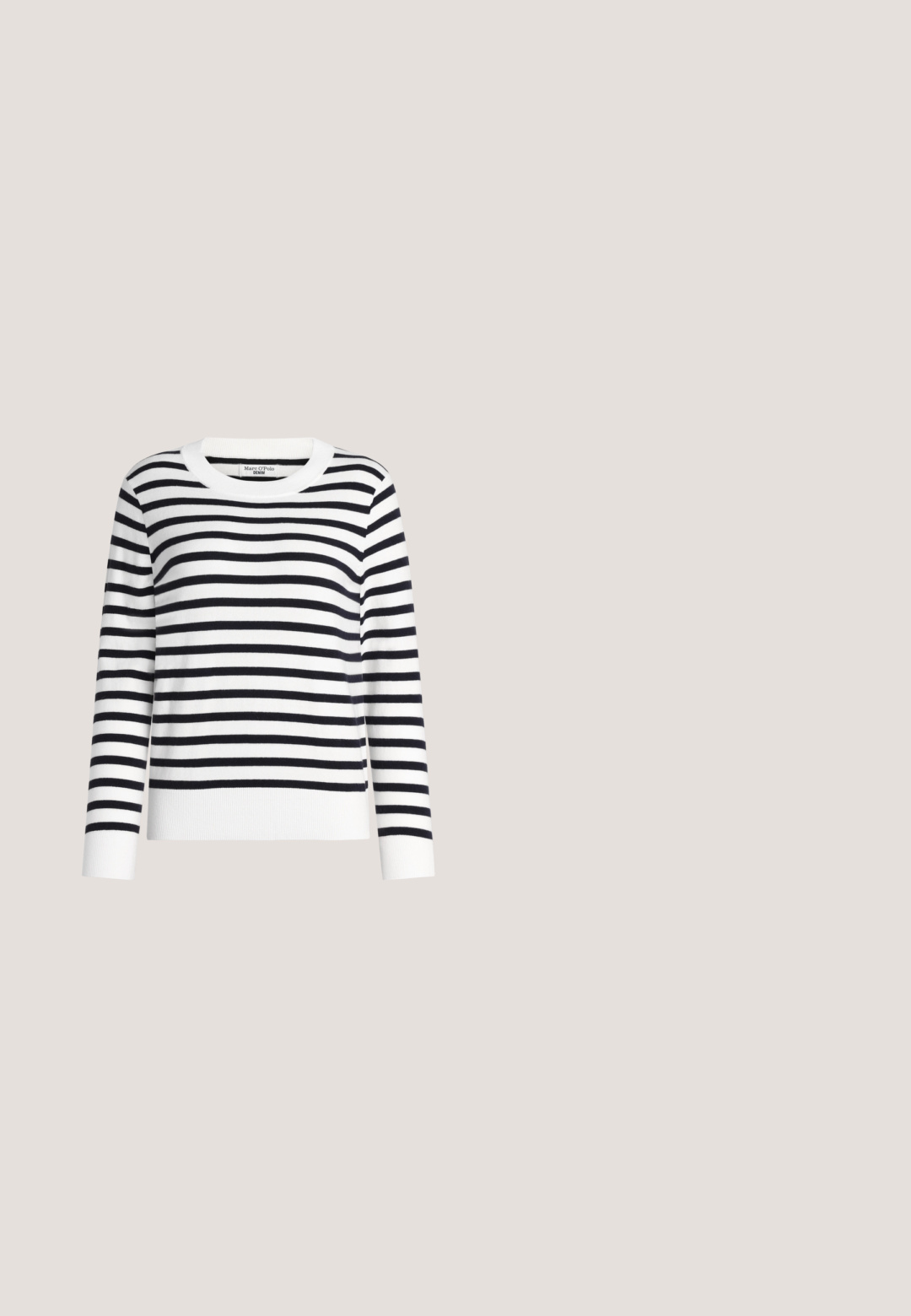 Jersey de cuello redondo a rayas blancas y negras, con cuello y puños acanalados, confeccionado en tela suave y de corte holgado.; Vaqueros de pierna ancha de color azul claro con cintura alta, dobladillos deshilachados y detalles de costura en contraste, fabricados en tejido de mezclilla.; Zapato Mary Jane negro de cuero con dobles correas con hebillas y detalles brogue, flotando sobre un banco de madera con fondo de césped verde.; Gafas de montura redonda hechas de plástico de carey oscuro con lentes claros y un sutil tinte púrpura en el lente derecho. Presentan extremos de patilla flexibles.; Bolsa tote negra texturizada con dos asas cortas, acompañada de un estuche rectangular a juego con cremallera, sobre un fondo blanco.; Anillo de plata pulida con una forma orgánica, que presenta curvas suaves y una banda cónica. Sin patrones ni acentos visibles.