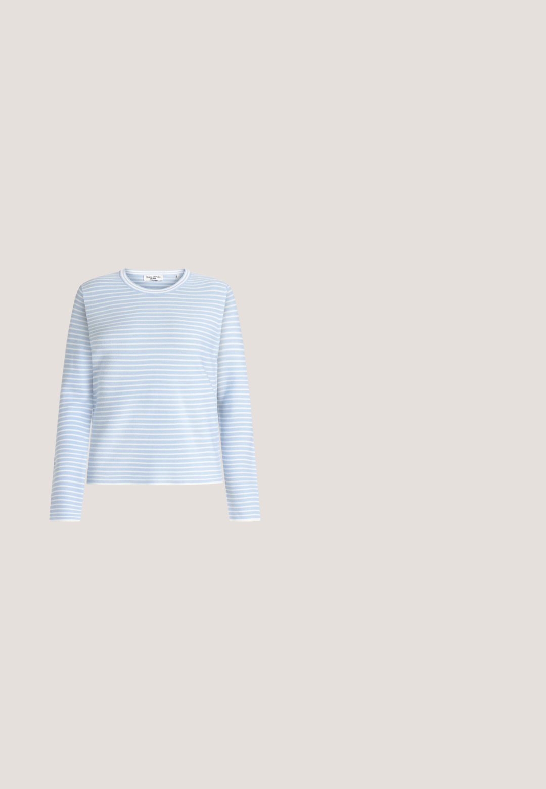 Lyseblå langærmet skjorte med hvide vandrette striber, rund halsudskæring og blødt materiale. Designet med en afslappet pasform og minimalistiske detaljer.; Marineblå kordfløjlsskjorte med knaplukning foran, krave og trekvartærmer. Har en peplum-stil samlet søm og blød tekstur.; Mørkeblå kordfløjspants med lige ben-design. Har to frontlommer og en knaplukning i taljen. Blød tekstur.; Bordeauxfarvet læderslippersko med rund tå, buet design, sølvhardwaredetaljer og blokhæl. Tekstureret finish.; Marineblå ruskindstaske med sorte læderdetaljer, med teksten "THE TOTE BAG" og "MARC JACOBS" tydeligt på forsiden.; Sølv blomsterformede øreringe prydet med små klare rhinsten for et struktureret, glitrende udseende.