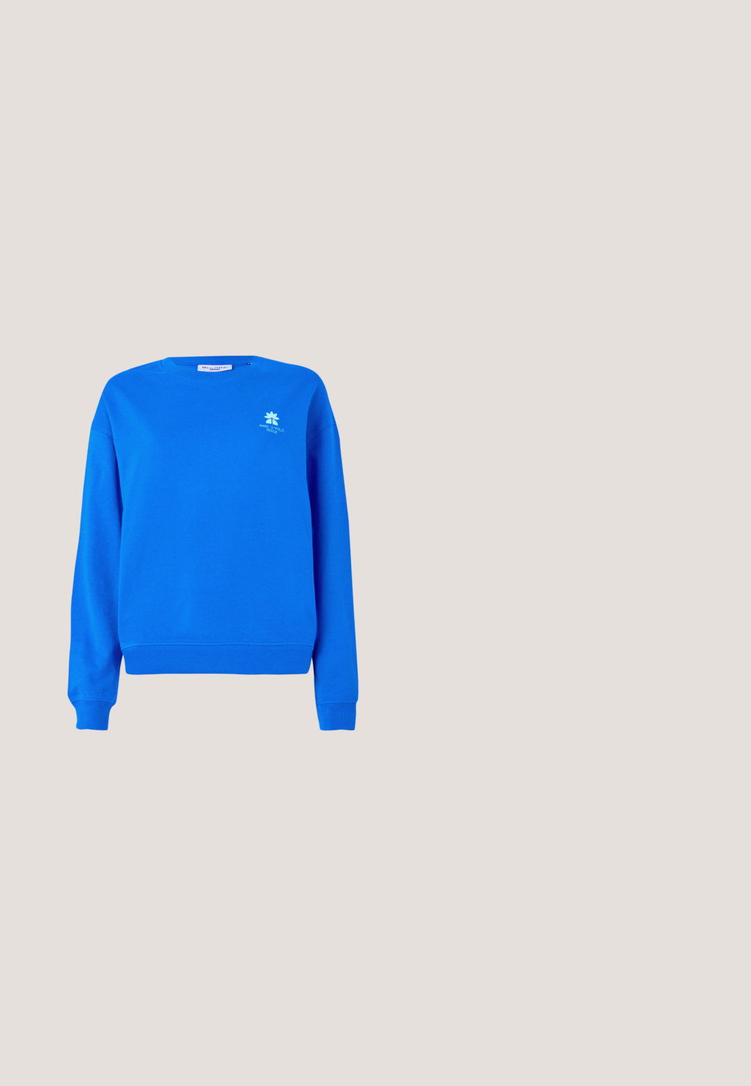 Sweatshirt bleu avec des poignets et un ourlet côtelés. Présente un petit logo sur la poitrine gauche. Fabriqué en tissu lisse et doux. Design simple à enfiler.; T-shirt bleu clair à manches courtes avec un grand logo "cK" noir et "Calvin Klein" blanc centré sur le devant.; Jean en denim bleu clair à coupe droite avec cinq poches, passants pour ceinture et fermeture à bouton sur le devant.; Sneaker gris clair avec une texture lisse, bout arrondi et lacets blancs. Présente une semelle beige et un logo discret sur le côté.; Sac seau en jean bleu avec motif géométrique blanc en boucle et bandoulière réglable bleue.; Deux délicats bracelets en argent côte à côte, l'un avec de petites perles et l'autre avec une fine chaîne tissée, tous deux munis de fermoirs mousquetons et d'étiquettes.