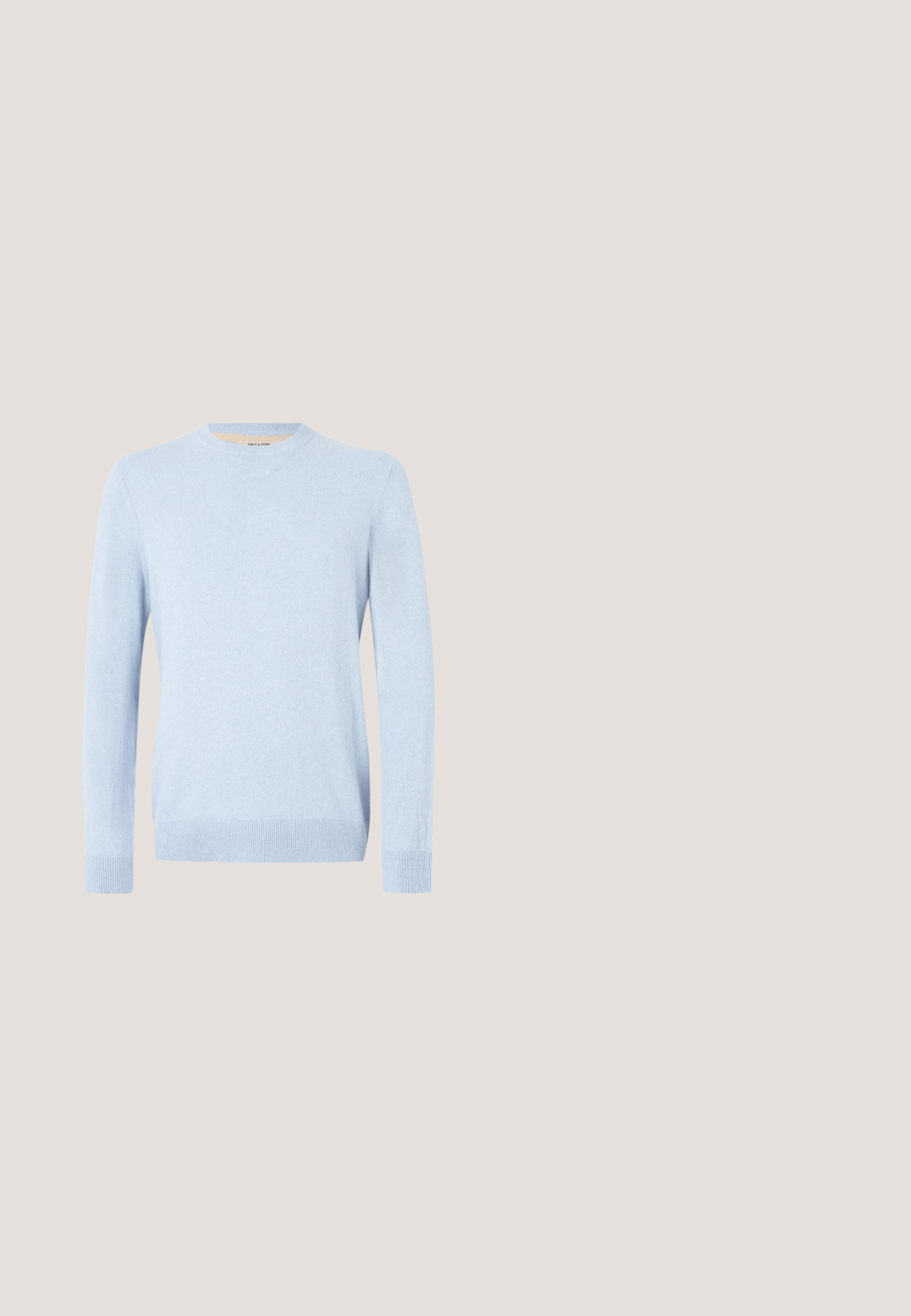 Lyseblå strikket sweater med rund hals, lange ærmer, ribbet manchetter og kant. Blød tekstur, enkelt design uden synlige mønstre eller detaljer.; Mørkeblå tekstureret jakke med lynlås foran, to klaplommer på brystet, lange ærmer og en klassisk krave på hvid baggrund.; Mørkeblå bomuldsbukser med lige ben-design, der har en frontlukning med knap, bæltestropper og en glat tekstur.; Brun ruskind herre snørestøvle oxford med flad sål vist fra ydersiden mod en ensfarvet baggrund.; Lille beige crossbody-taske med lynlåslomme foran, metal ALDO-logo, justerbar bred rem og rundet rektangulær form på hvid baggrund.; Brunt læderbælte med en sølvfarvet rektangulær spænde, der har en glat tekstur og synede kanter, designet til afslappet eller formelt brug.