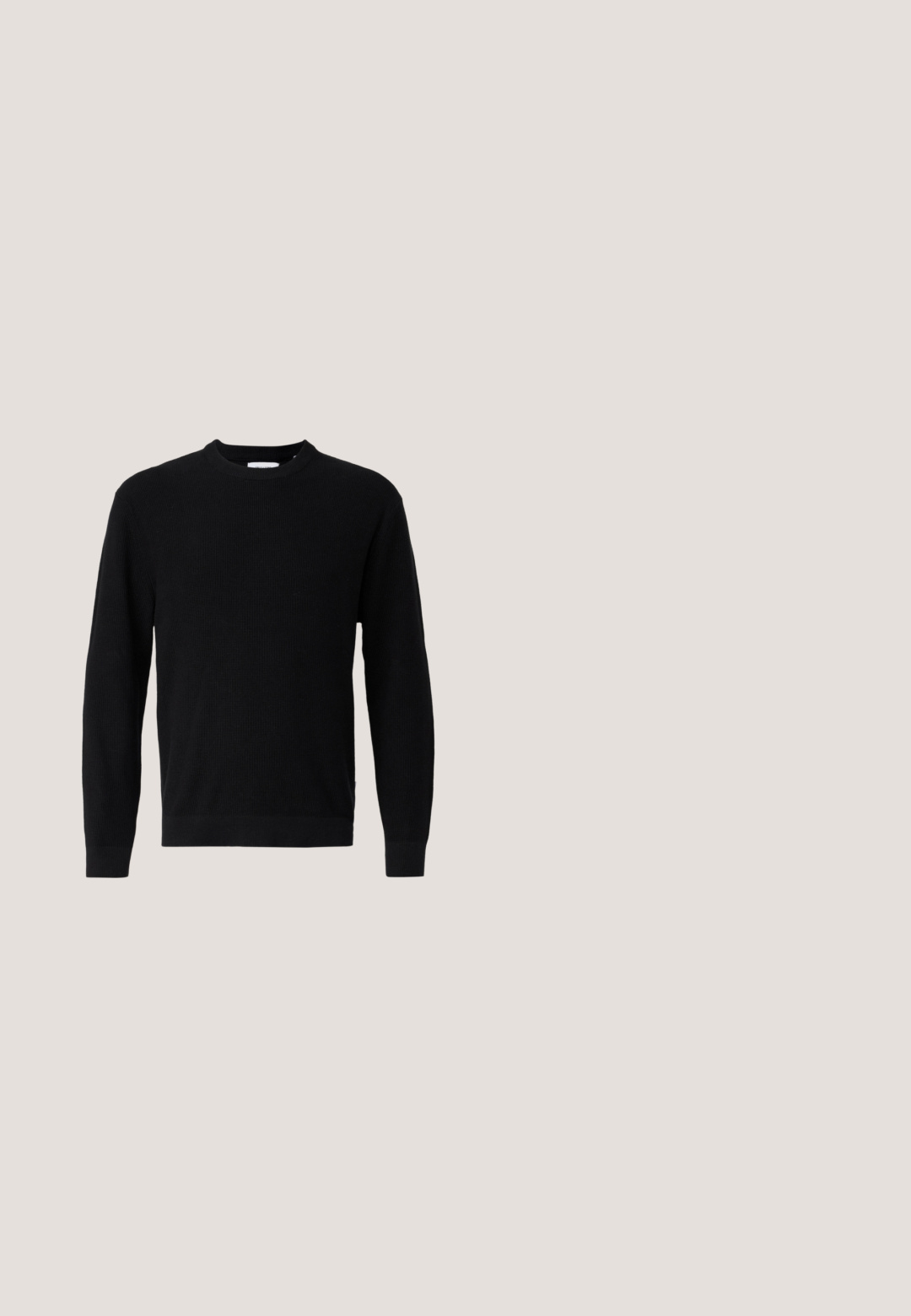 Pull noir à manches longues avec col rond, texture côtelée et poignets ajustés, présenté sur un fond gris clair uni.; Chemise en tricot noir à manches courtes avec col, fermeture à boutons à l'avant, et un motif texturé subtil. Design classique avec une coupe décontractée.; Pantalon noir à jambes droites avec taille, passants de ceinture, fermeture éclair à l'avant et poches latérales, présenté sur fond blanc.; Mocassin en cuir noir avec une large sangle sur le devant, semelle en caoutchouc à épaisse rainure, et texture lisse. Design classique et élégant.; Sac messenger noir en matériau synthétique texturé, quincaillerie argentée, bandoulière réglable, avec plaque logo à l'avant et fermeture éclair.; Ceinture en cuir noir roulée avec une boucle en métal rectangulaire noir mat et deux passants sur fond blanc.