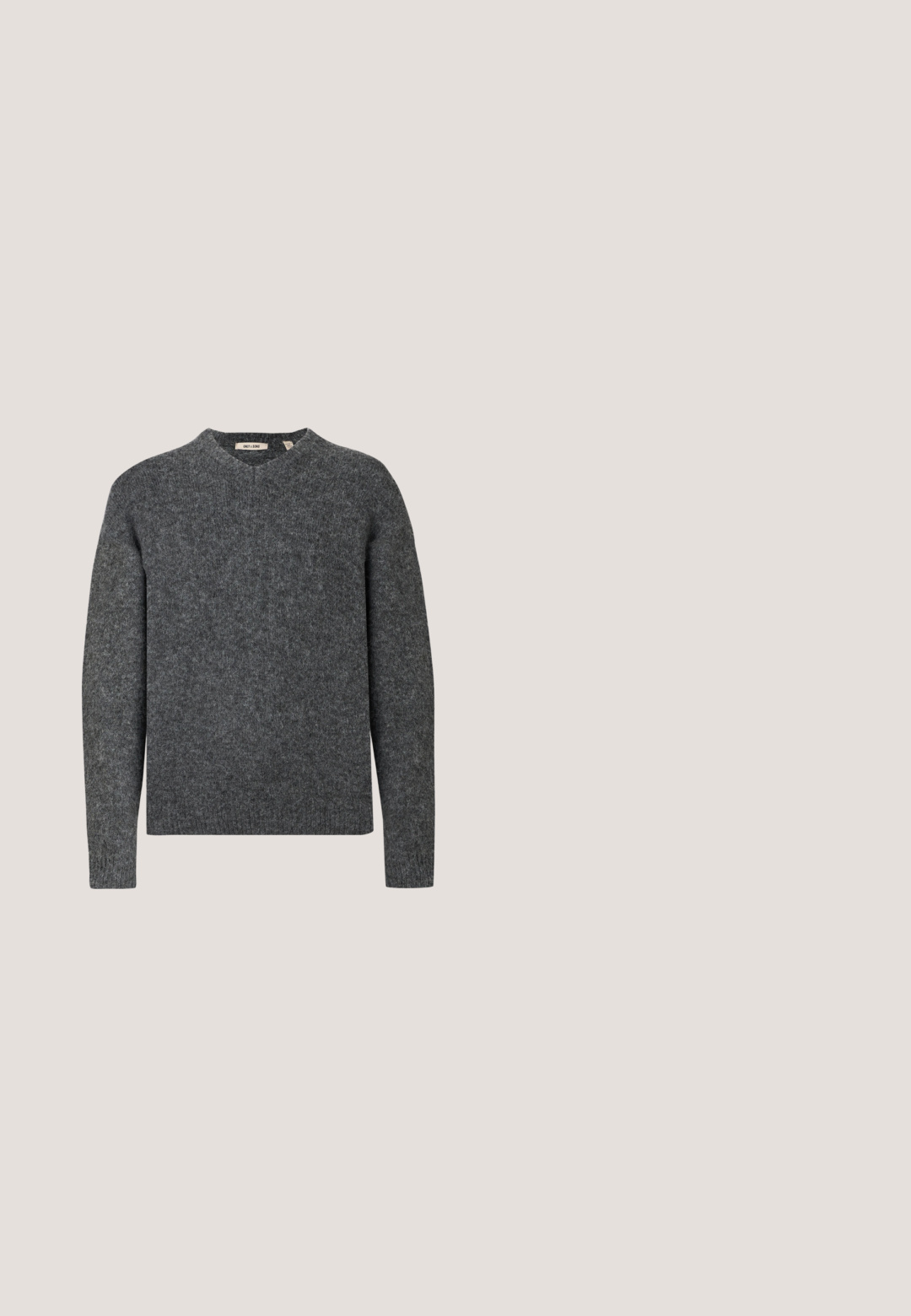 Grå uldtrøje med rund halsudskæring og lange ærmer. Struktureret strikstof og ribbede manchetter ved håndledene og i kanten. Enkel, klassisk design.; Kortærmet beige skjorte med klassisk krave, frontlukning med knapper, glat stoftekstur og lige kant.; Sorte denimshorts med forreste knap, lynlås, bæltestropper og fem-lomme-design, vist på en ensfarvet hvid baggrund.; Sort slidesandal med en glat, mat finish, åben tå og en struktureret sål med vandrette riller til trækkraft.; Sort nylon crossover taske med justerbar rem, lynlås, frontlomme og logo i sølvfarvet tone. Flad rektangulær form, glat tekstur.; Sort læderbælte med gentaget subtilt geometrisk mønster og mat sort rektangulær spænde, rullet sammen på hvid baggrund.