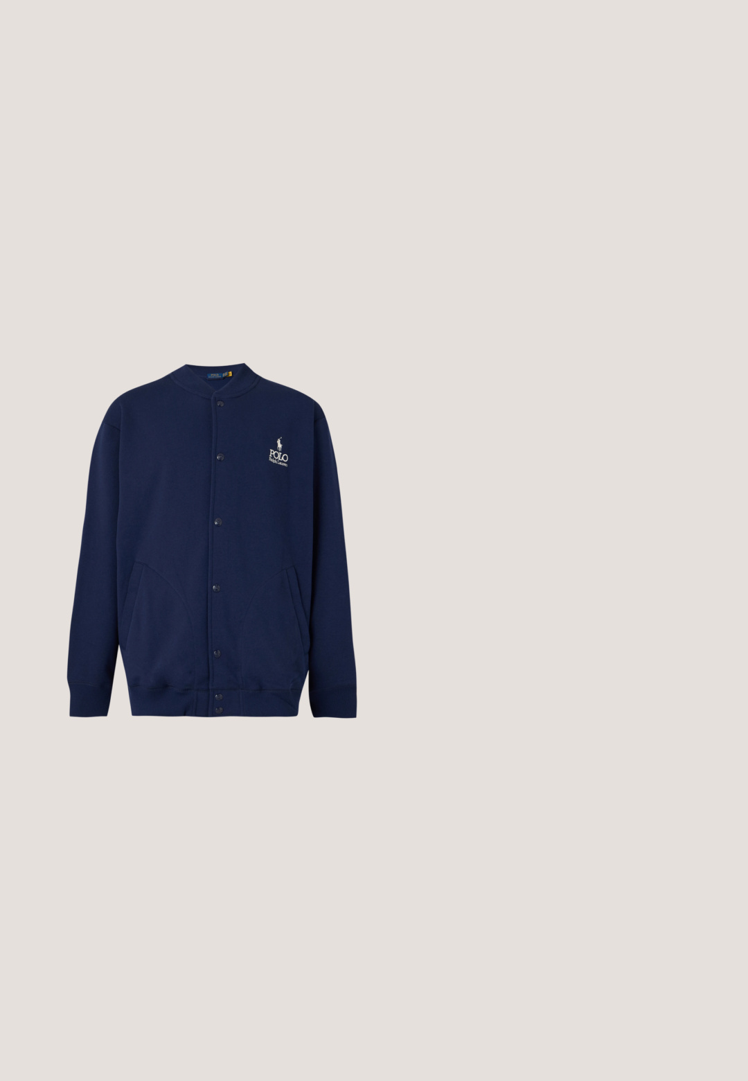 Tumesinine nööpkardigan soonikkoes mansettide ja äärega, vasakul rinnal valge õmmeldud Polo Ralph Laureni logo.; Hele sinine puuvillane polo särk lühikeste varrukatega, klassikalise kraega, valgete aktsentidega ja väikese logoga vasakul rinnal.; Sinised sirgelõikelised püksid vööaasade, ees oleva nupu ja tõmblukuga, kujutatud ühevärvilise helehalli tausta ees.; Mustast nahast loafer madala kontsa ja penny rihma detailiga, näidatud küljelt helehallil taustal.; Mustast silindrikujuline spordikott kahe käepideme, lukuga eesmise tasku, õlarihma ja Polo logoga keskel.; Mustast nahast paelvöö hõbedase metallist pandlaga, millel on sile tekstuur ja reguleerimisring, ning mis näitab juhuslikku disaini.