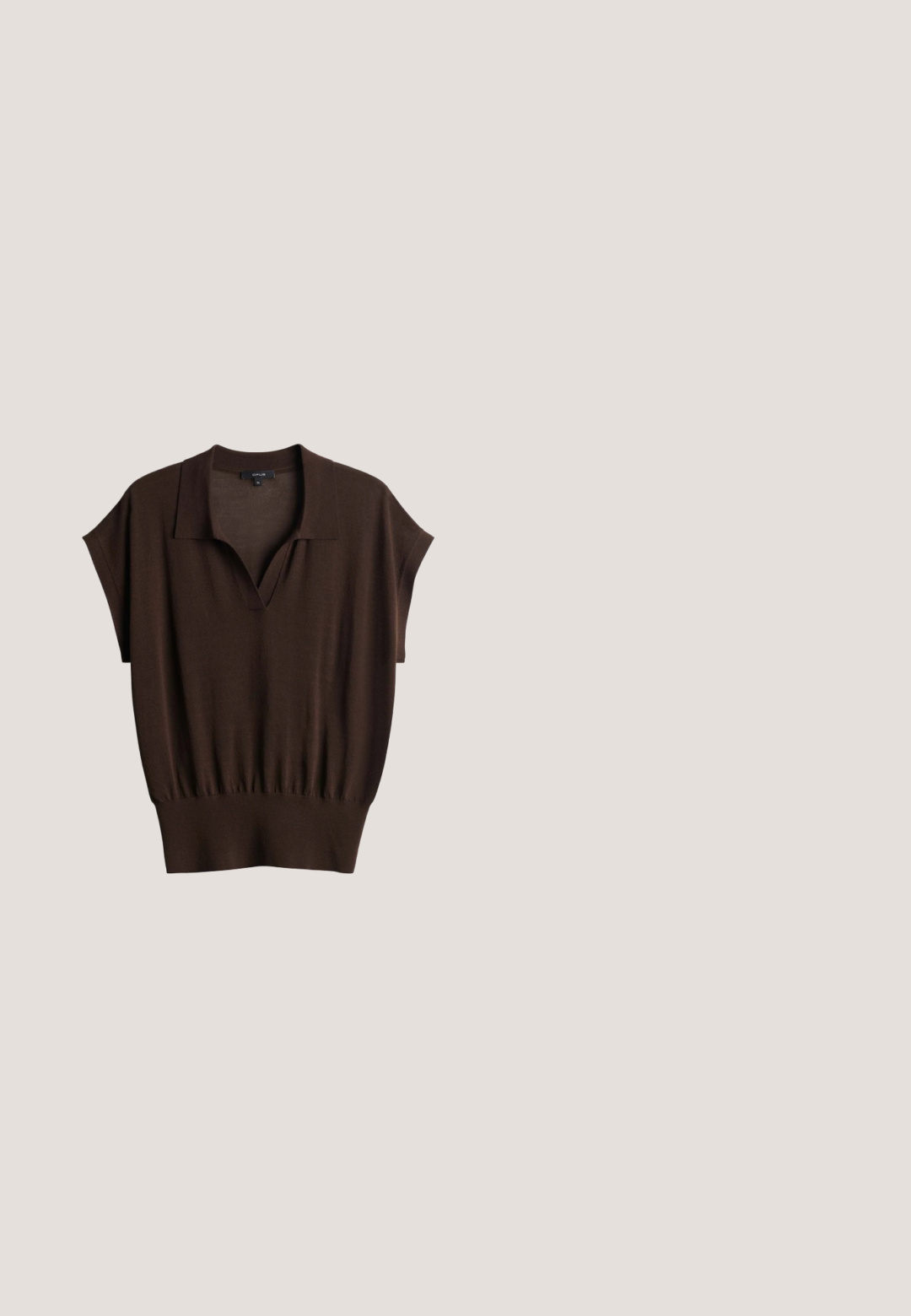 Kurzärmeliges dunkelbraunes Strickoberteil mit V-Kragen und breitem geripptem Saum, flach auf weißem Hintergrund präsentiert.; Beige ärmelloses Top aus weichem Stoff, mit rundem Halsausschnitt und lässigem Schnitt. Die Textur ist glatt mit einem dezenten gerippten Muster.; Braune weit geschnittene Hose aus glattem Stoff mit hohem Bund und zwei Vorderfalten, entworfen für einen lockeren Sitz.; Beiger Wildleder-Sneaker mit beiger Gummisohle und passenden Schnürsenkeln, von der Außenseite vor weißem Hintergrund gezeigt.; Runde braun getönte Sonnenbrille mit Schildpatt-Fassung und goldfarbenen Metallakzenten, leicht schräg auf weißem Hintergrund dargestellt.; Braune Hobo-Tasche aus Leder mit einer glatten Textur, geschwungener Silhouette und einem Schulterriemen. Verfügt über ein goldgeprägtes Logo an der Seite.