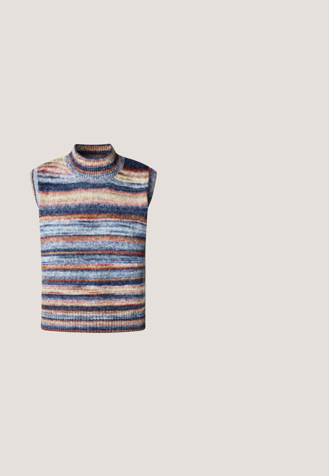 Gebreide mouwloze top met een hoge hals; heeft meerkleurige horizontale strepen in blauw, beige en roest. Zachte textuur en ontspannen pasvorm.; Gestreept t-shirt in wit en donkerbruin, korte mouwen, ronde halslijn, zacht katoen, heeft een rechte snit en een ontspannen pasvorm.; Wijde donkere spijkerbroeken met plooien aan de voorkant en een aangesloten tailleband, ontworpen voor een ontspannen, moderne silhouet.; Roze suède sneakers met witte strepen, rubberen gumzool, gestructureerde bovenkant en logo op de tong. Klassiek low-top ontwerp.; Rechthoekige bruine schildpaddenzonnebril met donkere glazen en brede pootjes, lichtjes schuin geplaatst op een witte ondergrond.; Rode leren handtas met een gestructureerde afwerking, afgeronde vorm, korte hengsel en een sluiting met een haak. Eenvoudig ontwerp zonder extra versieringen.