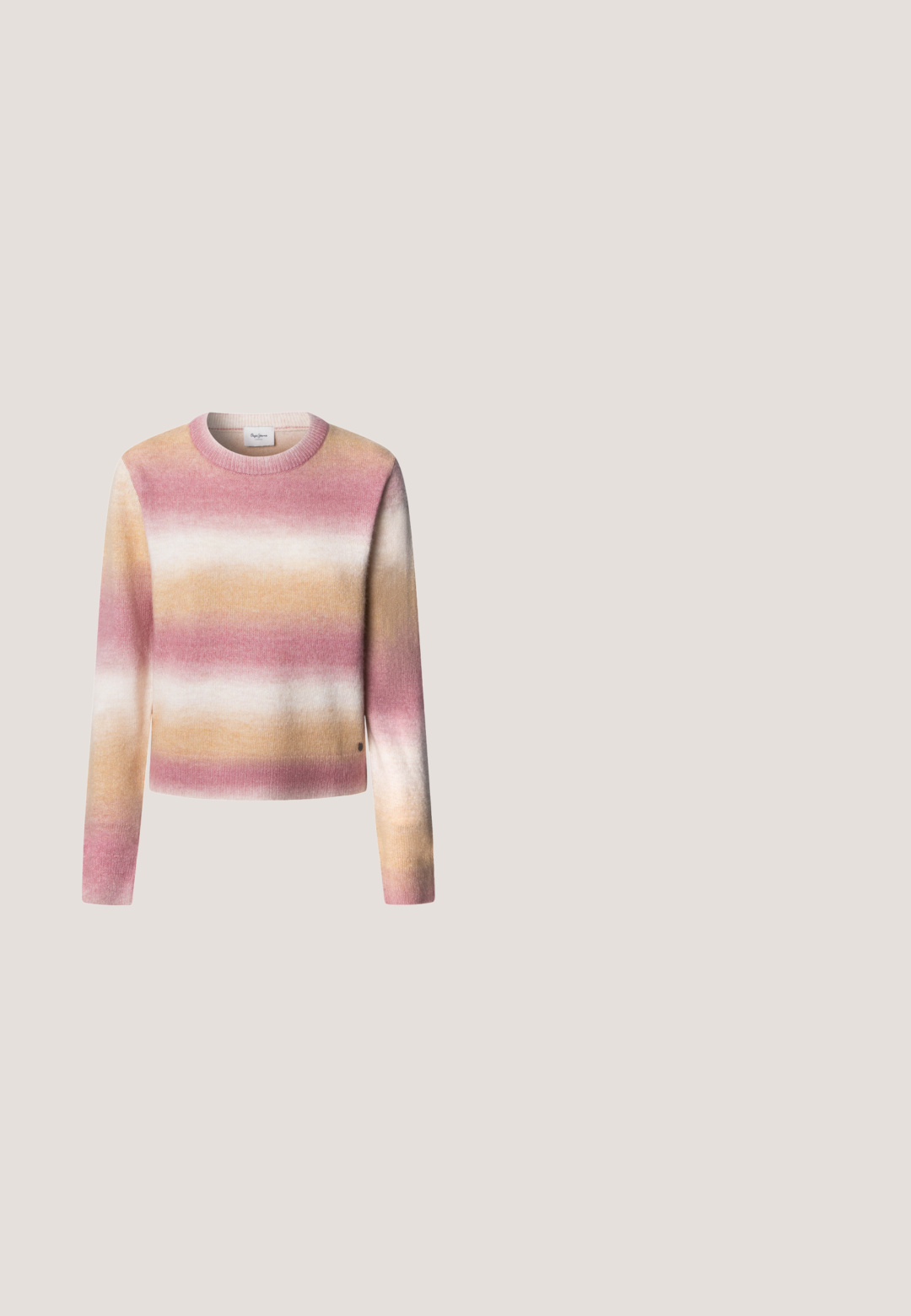 Gebreide trui met lange mouwen, met horizontale strepen in roze, wit en geel. Ronde halslijn met een klein merkembleem aan de zijkant.; Bruin en wit geruit overhemd met knopen, voorzien van twee borstzakken, een klassieke kraag en een knoopsluiting aan de voorkant. Zachte stof structuur.; Lichtblauwe denim jeans met een relaxed recht model, vijf zakken en een tailleband met lussen voor een riem. Verzorgde afwerking met subtiele vervaging.; Donkerbruine gepolijste leren heren penny loafer met lage hak en gestikte details op witte achtergrond.; Donkerbruine leren schoudertas met gevlochten kwastje, gouden accenten en het Anna Field-logo aan de voorkant tegen een effen lichte achtergrond.; Goudkleurige oorbellen met een ovale vorm, voorzien van een rij ingelegde heldere kristallen langs één rand. Glad metallic oppervlak en een elegant ontwerp.