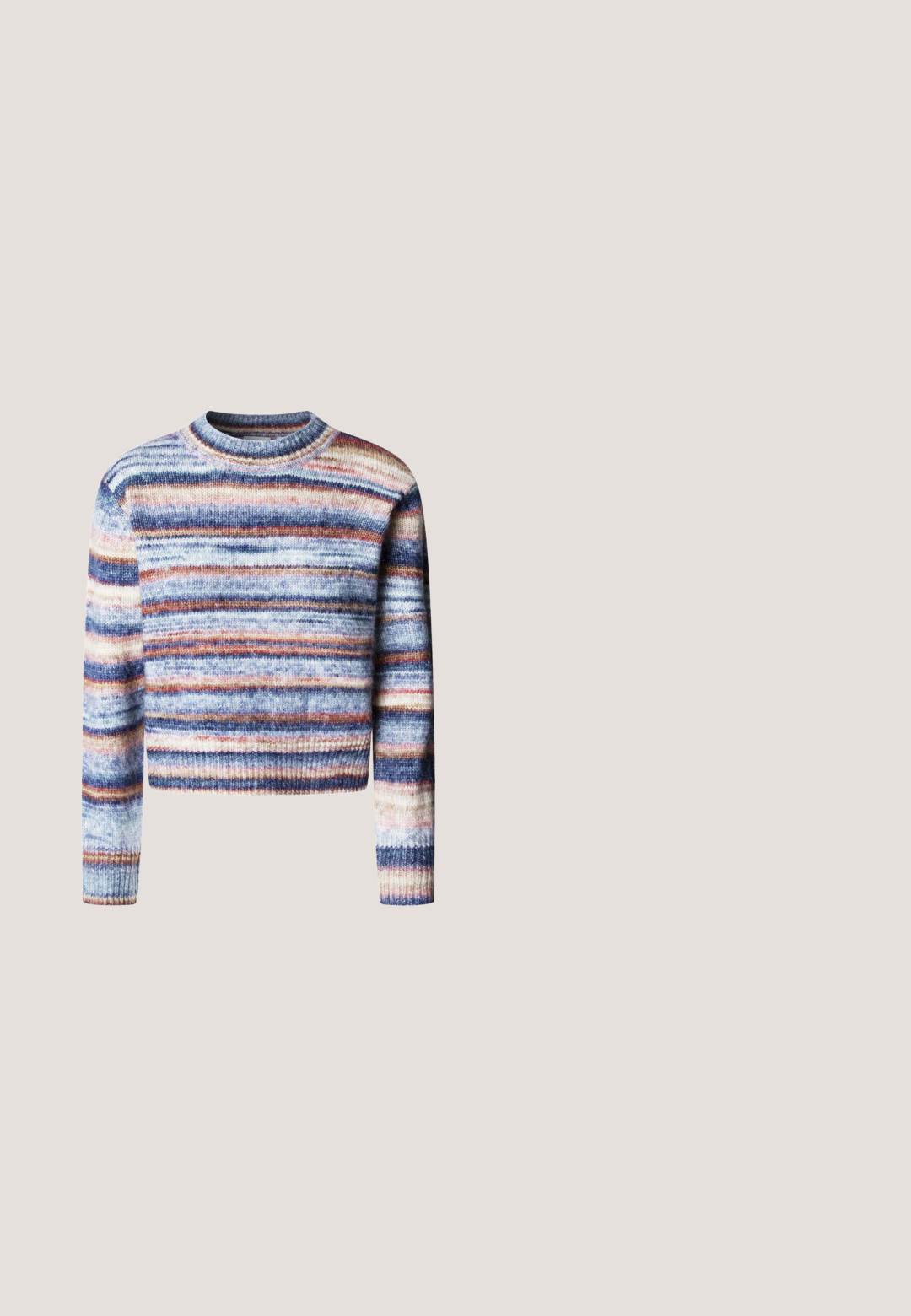 Jersey corto multicolor con rayas horizontales. El material tiene una textura suave. Presenta un cuello redondo y mangas largas.; Chaqueta vaquera azul oscuro con sutil patrón de diamantes por toda la prenda, botones a presión frontales, bolsillo en el pecho y texto "KARL LAGERFELD JEANS" en el bolsillo.; Vaqueros azules de talle alto y pierna ancha con botón y cremallera delanteros, diseño de cinco bolsillos y textura sutilmente arrugada.; Bota de denim azul hasta el tobillo con puntera puntiaguda, tacón cuña negro esculpido y logotipo "Karl Lagerfeld" cerca del borde superior.; Bolso de hombro de mezclilla con costuras multicolores, un monedero con forma de corazón adjunto y una sola correa para llevar.; Pendientes de botón en forma de corazón plateados con pequeñas piedras transparentes en forma de corazón en el centro sobre un fondo blanco.