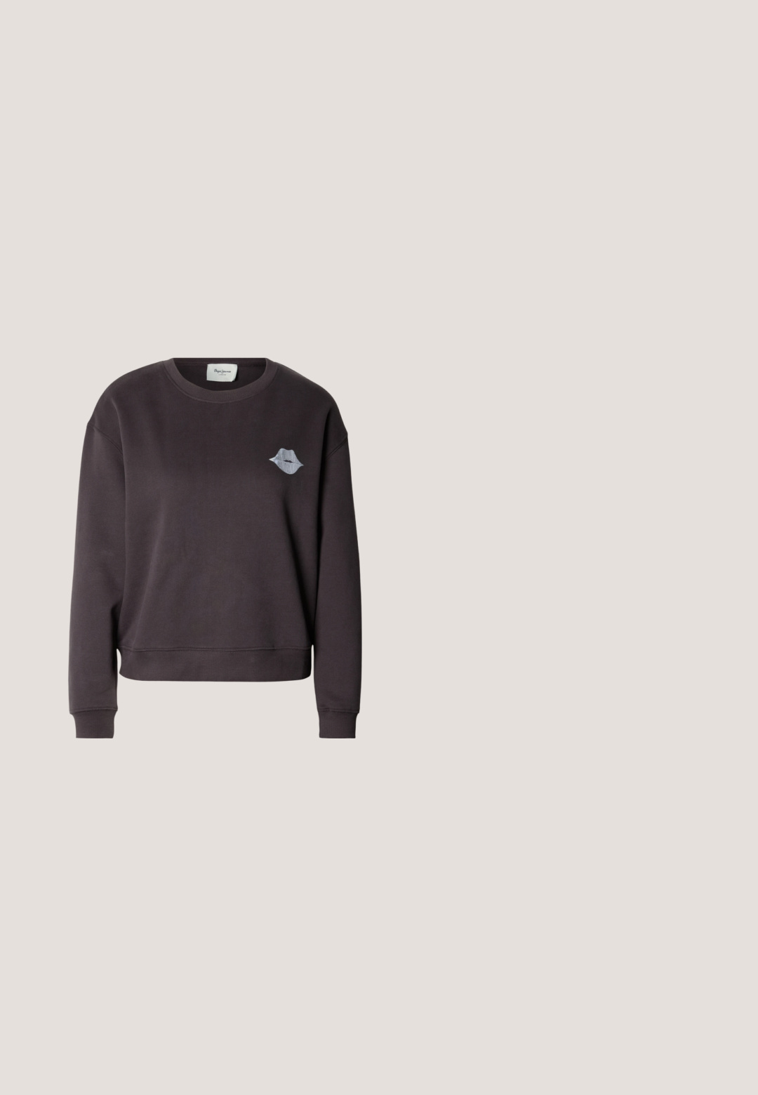 Donkergrijze sweatshirt met een ronde hals en lange mouwen, voorzien van een subtiel geborduurd lippenontwerp op de linkerborst. Zachte textuur.; Lichtgrijs T-shirt met korte mouwen, brede hals en rode "HCO 1922" tekst verticaal gedrukt aan de rechteronderzijde.; Donkerblauwe denim jeans met een uitlopende pijpdesign, vijf zakken en een knoopsluiting in de taille. Gladde textuur met minimale stiksels.; Zwarte sneakers met een mix van glad leer en suède, voorzien van een gestructureerd paneel en een witte rubberen zool met een laag profiel.; Crèmekleurige handtas in halvemaanvorm met een korte handgreep voorzien van een goudkleurige metalen accent en een zijritssluiting.; Goudkleurige stud oorbellen met een bloemdessin, voorzien van heldere kristallen en ingewikkelde details rond de randen. Vierkante vorm.