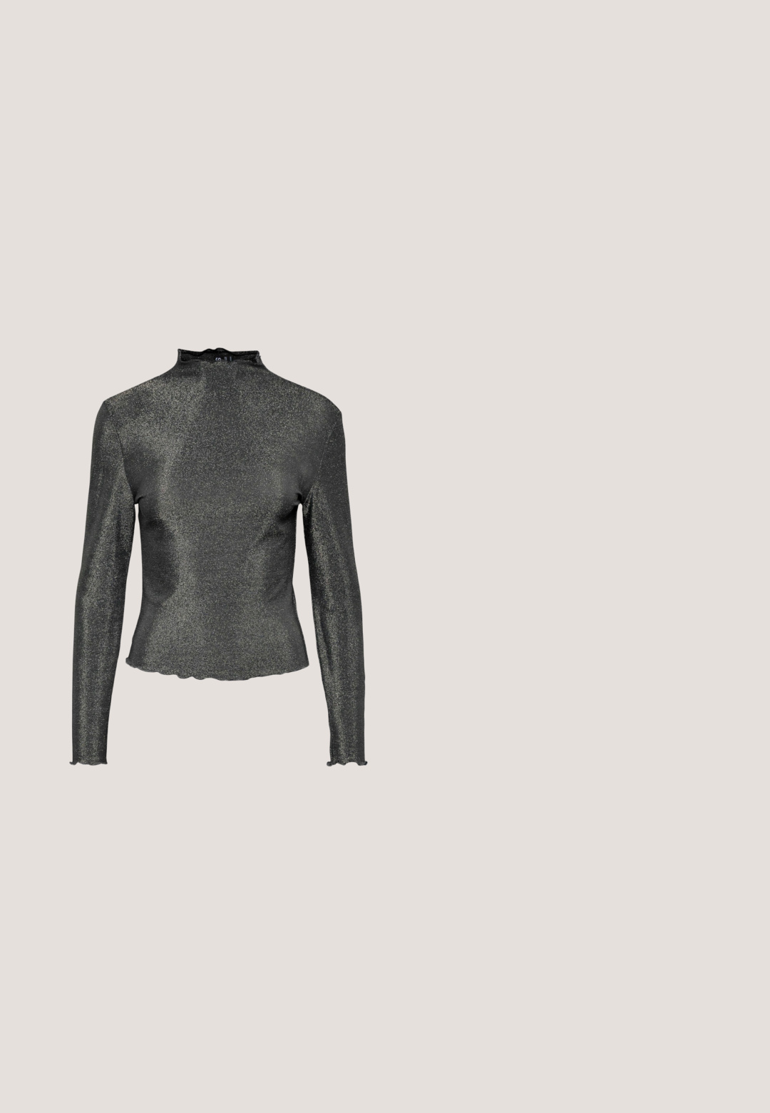 Metallisch zwarte langwerpige top met een hoge hals en subtiele glans. Voorzien van een gerimpelde zoom en manchetten voor extra detail. Soepele textuur.; Zwarte lange mouwen cardigan van doorschijnende kant met plooidetails, met een V-hals en zes zilverkleurige knopen aan de voorkant.; Zwarte flared broek gemaakt van textuurstof, met een subtiel metallic patroon en een hoge tailleband. Gladde afwerking overal.; Zwarte slingback hak met een puntige neus, voorzien van een gestructureerde bovenkant versierd met ronde patronen en een slanke, taps toelopende hak.; Zwarte schoudertas versierd met gelijkmatig verspreide ronde zilveren studs die het oppervlak bedekken.; Zilveren oorbellen met een vloeiende, golvende ontwerp, met een gepolijste, reflecterende oppervlakte en open uiteinden, wat een eigentijdse uitstraling geeft.