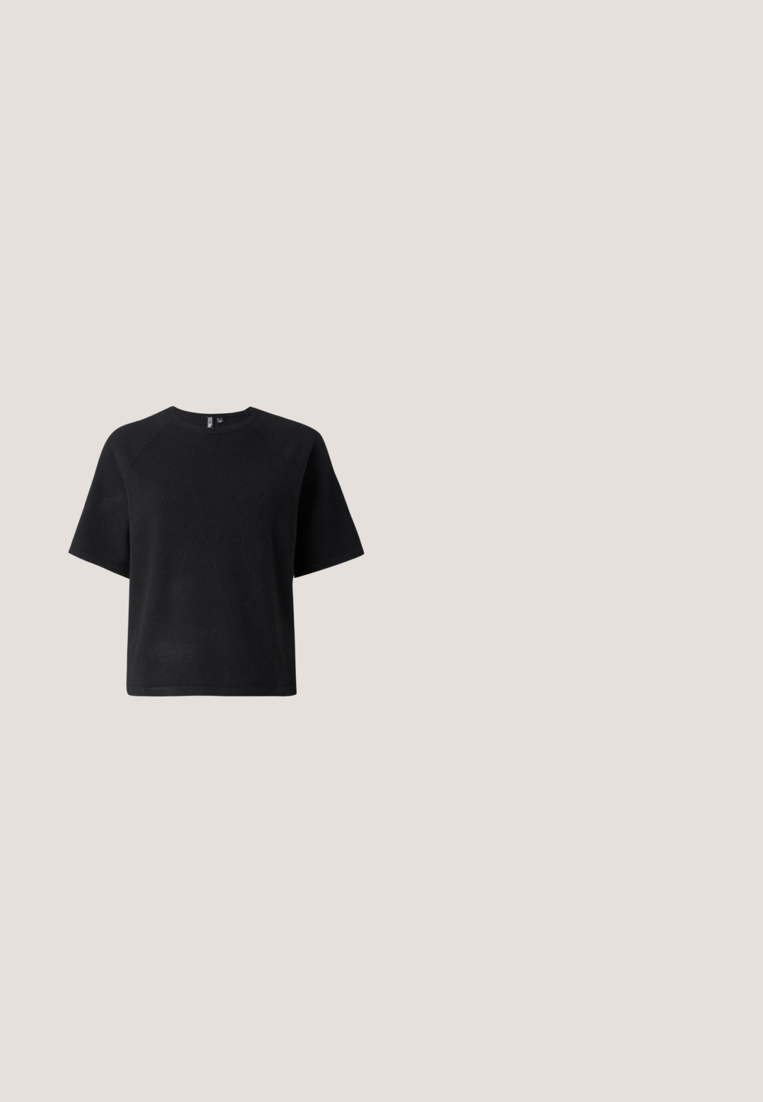 Camiseta negra de manga corta hecha de una tela suave, con un clásico cuello redondo y un ajuste relajado con mangas ranglan.; Blusa corta de estampado de leopardo con mangas largas, que presenta lazos en el escote y el dobladillo. El material es una tela texturizada con un acabado suave.; Jeans de mezclilla azul acampanados con una cintura a media altura, acabado desgastado y diseño tradicional de cinco bolsillos. Textura suave y detalles de costura sutiles.; Replay CECILE DOUBLE - Tacones - black; Pequeño bolso negro brillante con dos asas largas y detalles de cordón lateral sobre un fondo claro liso.; Pendientes de aro de metal plateado con superficie lisa y ligeramente curvada y cierre de tipo mosquetón sobre un fondo blanco liso.