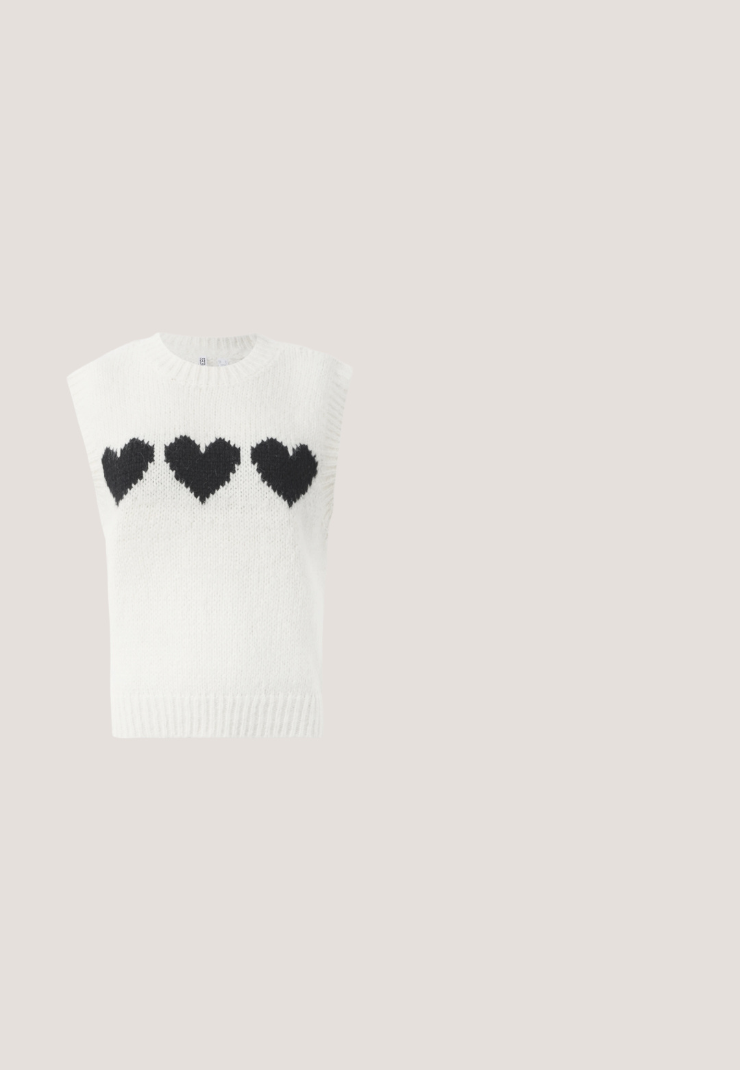 Hvid strikket ærmeløs sweater med tre sorte hjerter på brystet. Ribbet halsudskæring og kant med struktureret stof.; Mørkeblå denim ærmeløs vest med seks runde metalknapper. Har guldfarvet nitte-trim langs kanterne for ekstra detaljer.; Sort plisseret nederdel lavet af letvægtsstof, med knaplukning, en glat tekstur og A-formet snit.; Lysebeige lædersneaker med tekstureret finish, flade snørebånd og diskret branding, med en strømlinet design og minimalistisk silhuet.; Lys ravfarvet plastiksunglasses med firkantede rammer og dyb røde linser. "Vogue" logo prægede på stængerne. Glat, blank finish.; Lille indkøbstaske med lodrette røde og hvide striber, to cremefarvede stofhåndtag og en justerbar skulderrem med guldspænde.