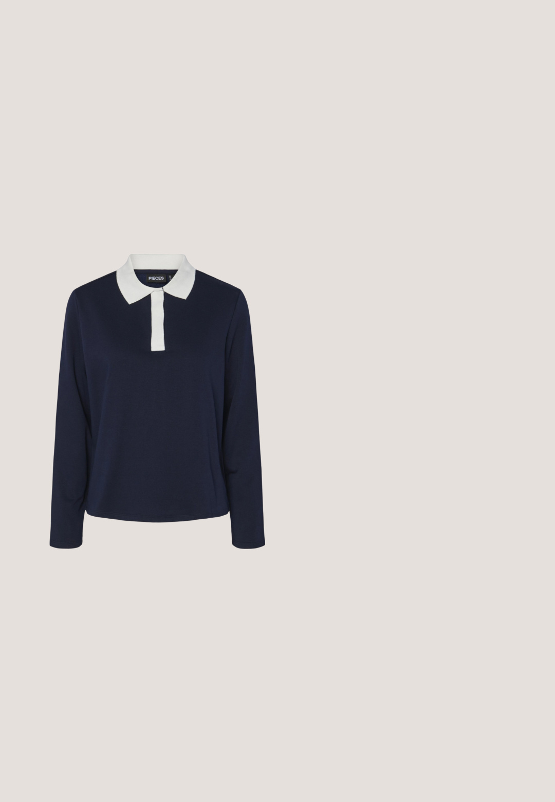 Marineblå langærmet polo-shirt med en kontrasterende hvid krave og placket samt et glat, struktureret stof.; Leopardmønstret skjorte med knaplukning, lange ærmer, to brystlommer og krave. Fremstillet af blødt stof med en varm farvepalet.; Mørkeblå brede jeans lavet af denim, med høj talje, frontknaplukning og kontrastfarvet hvid syning langs sømmene.; Brun og cremefarvet Puma Palermo-sneaker med gummisål og dyreprintdetalje på siden, vist i profil på neutral baggrund.; Mørkebrun ruskind skuldertaske med justerbar rem og frontlynlås-lomme, stående mod en ensfarvet lys baggrund.; Sølvbelagt halskæde med to kæder; en glat og en perlekæde, med en rund vedhæng og en lås med en forlænger kæde.