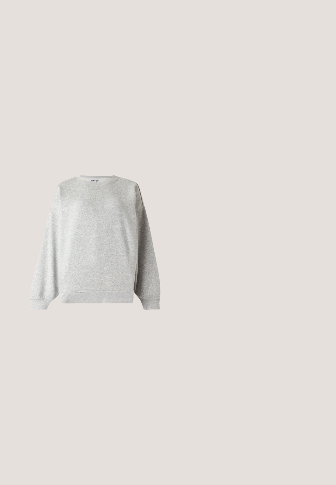 Vaaleanharmaa crewneck-huppari, jossa pitkät hihat, resorireunukset ja helma, valmistettu pehmeästä kankaasta, esitetty valkoisella taustalla.; Musta urheiluhame, jossa on joustava vyötärö, yhdessä sivussa kolme valkoista raitaa ja Adidas-logo-ompelus. Sileä kangas.; Musta patentoitu nahkakengät loafereissa, joissa on pyöreä kärki, matala paljettikorko ja sileä, kiiltävä pinta. Vaatimattoman koristeellinen hihna etuosassa.; Mustat soikeat aurinkolasit, joissa on paksut kehykset ja tummennetut linssit, makaa vaalealla pinnalla.; Musta kudottu nahkainen olkalaukku, jossa säädettävä hihna ja vetoketjun liepeet, esillä valkoista taustaa vasten.; Kultakuvioiset metallikorvakorut, joissa on alareunassa sileä, pyöreä kirkas kivi ja ovaalinmuotoinen rengassuunnittelu.