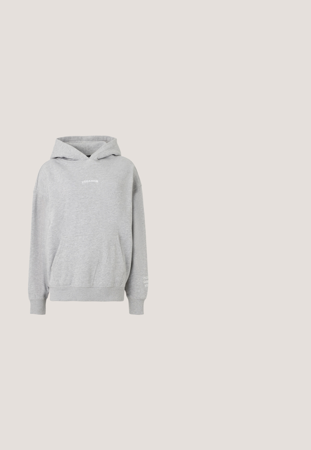 Grå bomulds-hoodie med kengurulomme, ribbede manchetter og "PEGADOR" tekst på brystet med yderligere tekst på ærmet.; Grå beskåret sweatshirt med korte puffærmer, prydet med paletter på forsiden. Har en rund halsudskæring og en blød tekstur.; Grå joggingbukser med snøre i taljen, sideslidser og en hvid logo på venstre side. Lavet af blødt stof med en afslappet pasform.; Lave sneakers med en cremefarvet overdel, beige detaljer, grå snørebånd og en rilleribet sål. Enkel logodetalje på siden.; Sølv håndtaske med et struktureret design, der har to håndtag, en skinnende overflade, accenthardware og et trekantet logo på fronten.; Fin sølvkædearmbånd med månelys og stjernevedhæng, der holder en klar ædelsten, med justerbar lås og mærketag.