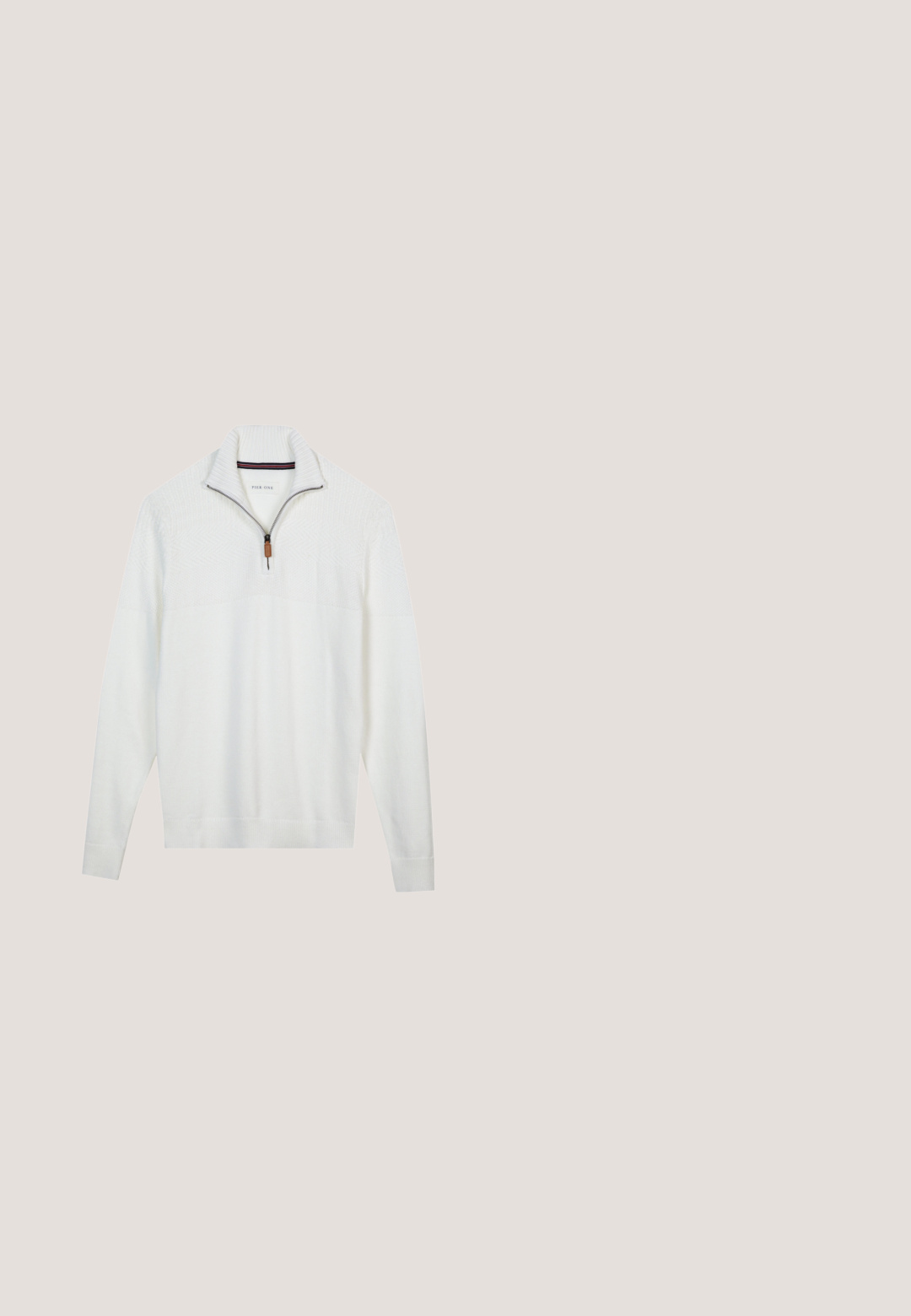 Hvid sweater med en halv-lynlås krave, tekstureret øverste sektion, strikkemønster og ribbede manchetter og kant. Brun læder lynlåsholder detalje.; Kortærmet hvid skjorte i linned med krave, to brystlommer og knaplukninger med lyse knapper.; Beige afslappede shorts med elastisk linning, snøre og sidelommer, lagt fladt på en hvid baggrund.; Brun læder flipflop-sandal med sort sål, der hænger over et beige tæppe i en neutralt farvet indendørs setting.; Sorte rektangulære solbriller med gradient blå linser. Guld accenter på stængerne. Glat plastisk ramme med mat finish.; Mørkegrønnet mulepose med brede håndtag med hvid grafiktekst: "Maison Kitsuné," "Tokyo Paris," og "Palais Royal" med blomsterdetaljer.
