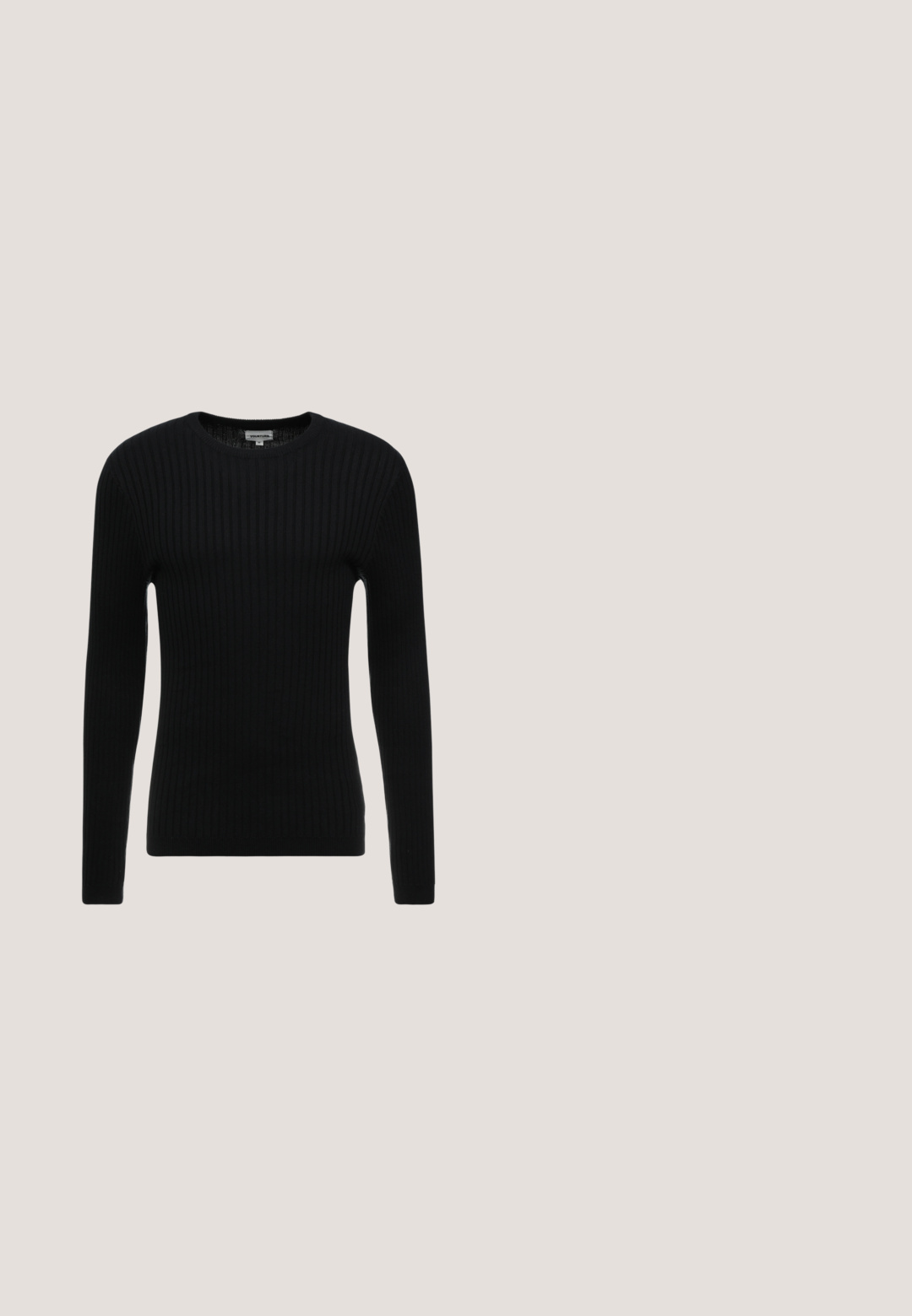 Sort ribbet langærmet sweater med rund hals; struktureret stof med lodrette linjer; tætsiddende silhuet; ingen synlige udsmykninger eller detaljer.; Hvid skjorte med lange ærmer, knapper, krave og brystlomme, med mærket "Selected Homme" på indersiden af kraven.; Sorte denim bukser med lige ben, der har to forlommer, en knaplukning foran og subtile syningsdetaljer.; Sorte læder ankelstøvler med en rund tå, syninger og en blød gummisål. Har en snørelukning foran.; Sort slips med glat tekstur, slankt design og spids ende. Ingen mønstre eller detaljer synlige, sat mod en ensartet hvid baggrund.; Sorte læderbælte med en rektangulær sølvmetalspænde, fladt design og glat tekstur. Enderne er tilspidsede for nem påtrækning.