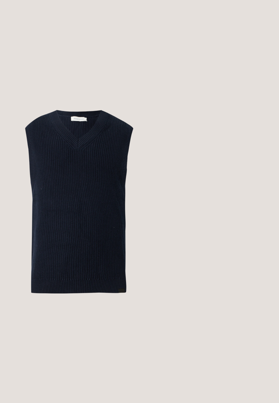 Chaleco de punto sin mangas azul marino con escote en V y dobladillo acanalado, mostrado sobre un fondo liso y claro.; Camisa de manga larga azul claro hecha de tela suave, con frente de botones, cuello estándar y puños abotonados.; Vaqueros azul claro de pierna recta con botón y cremallera frontal, trabillas para cinturón y diseño clásico de cinco bolsillos sobre un fondo liso.; Zapato marrón de cuero sin cordones con punta redondeada, acentos elásticos en los laterales y suela de goma baja. Presenta detalles de costura sutiles a lo largo del borde.; Corbata azul marino con rayas diagonales rojas y blancas, colocada sobre un fondo blanco.; Cinturón de cuero marrón con una hebilla de metal plateado. La correa presenta una textura suave y un pequeño acento azul cerca de la hebilla.