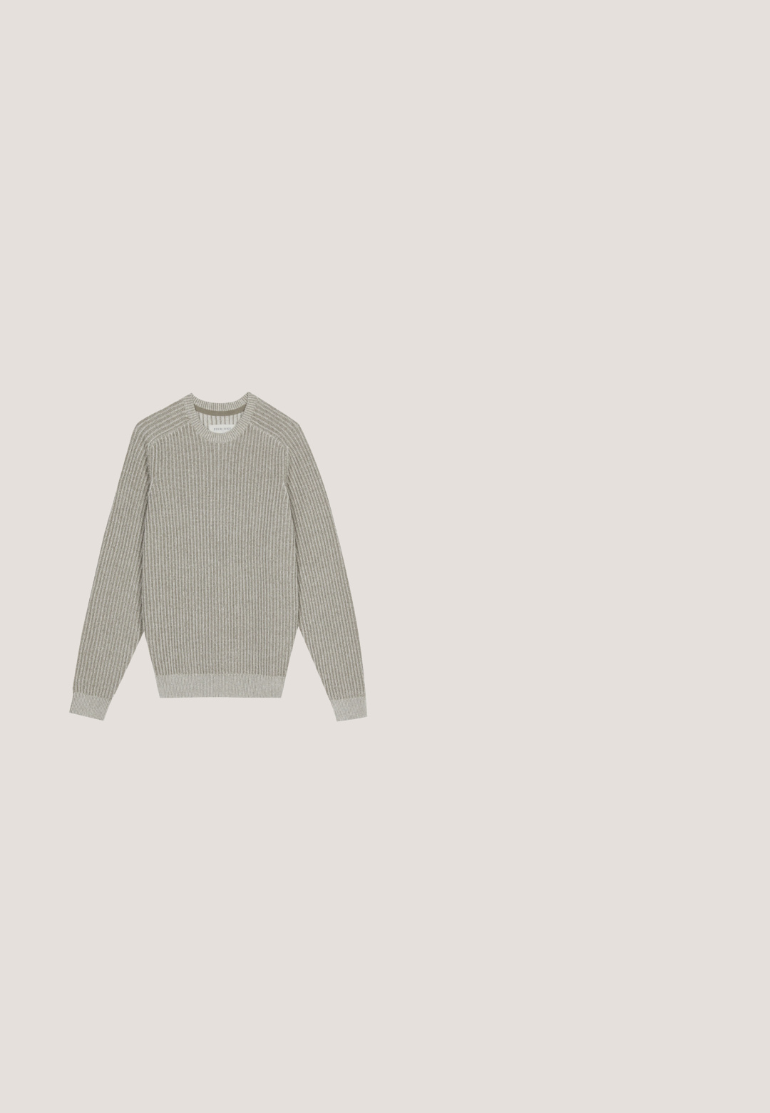 Pull en maille gris clair avec texture côtelée, col rond et manches longues. Design simple, ourlets élastiqués, détails minimalistes.; Chemise beige à manches longues boutonnée, avec un col et une poche poitrine, conçue dans un tissu robuste.; Pantalon beige à jambes droites avec passants de ceinture, fermeture avant par bouton et zip, poches latérales et détails de couture visibles sur fond blanc.; Baskets blanches en cuir avec une texture lisse, bout rond, design bas et branding subtil sur le côté. Collier rembourré et lacets.; Sac fourre-tout en toile crème avec poche avant, deux poignées, bandoulière réglable et petit texte jaune "O.N.S" en bas à droite de la poche.; Ceinture en cuir marron avec une boucle métallique rectangulaire argentée et plusieurs trous d'ajustement, enroulée lâchement sur un fond blanc.