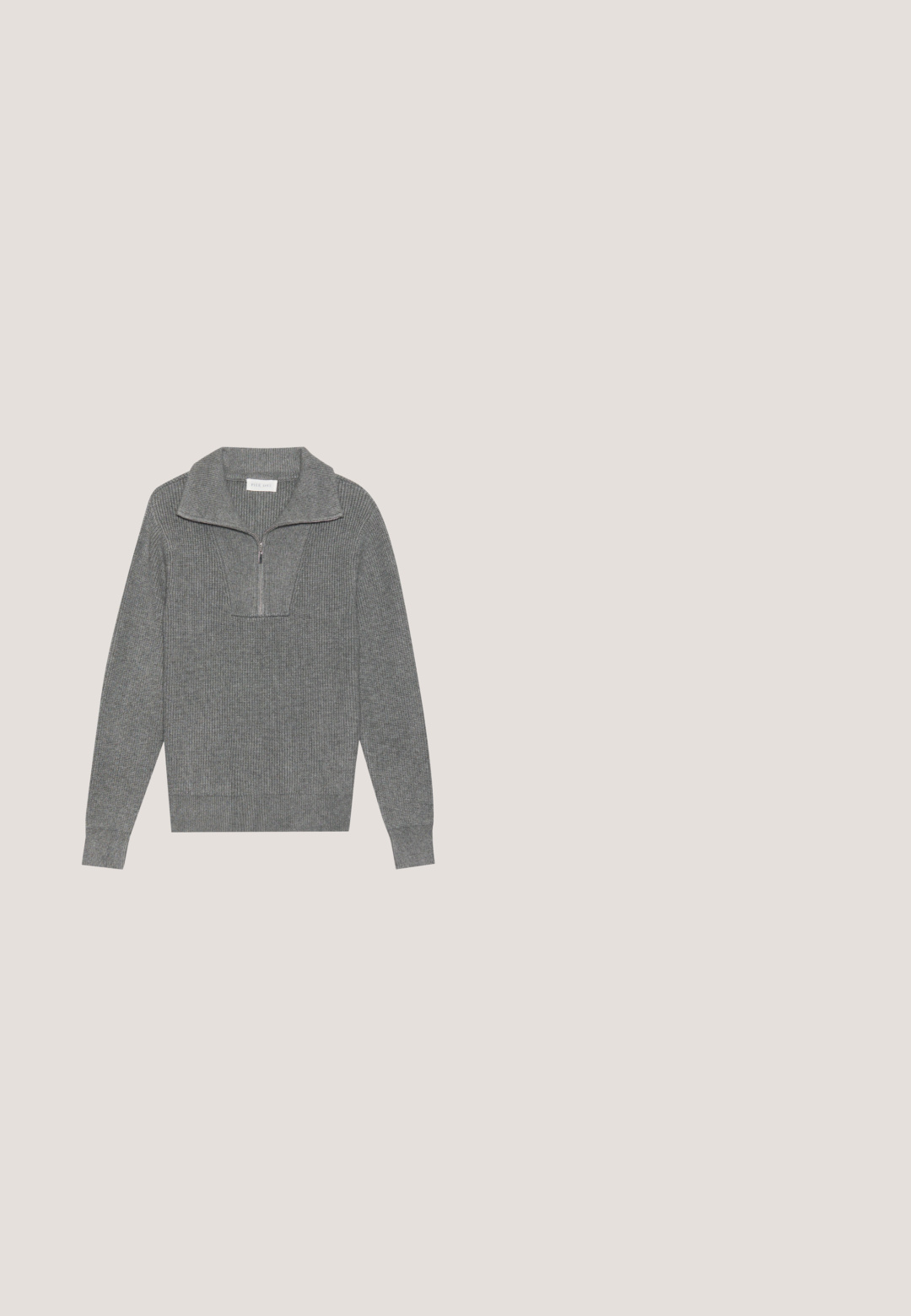 Pull en maille côtelée gris avec col zippé quart, manches longues et tissu en tricot texturé. Pas de logos ou motifs visibles.; Veste-chemise en laine noire avec un col pointu, une fermeture à boutons sur le devant et deux poches poitrine. Dotée de boutons ton sur ton et d'une coupe décontractée.; Jeans noirs ajustés avec fermeture à bouton et à glissière, cinq poches et poignets élastiques aux chevilles.; Bottines Chelsea en daim noir avec un dessus texturé, des panneaux latéraux élastiques, une languette et une semelle en caoutchouc robuste pour une meilleure adhérence.; Sac de sport en nylon noir avec double poignées, sangle réglable, poche zippée à l'avant et étiquette de marque. Texture lisse et forme structurée.; Collier de perles blanches avec des intercalaires en strass argentés et un fermoir chaîne en argent, présenté sur un fond clair uni.