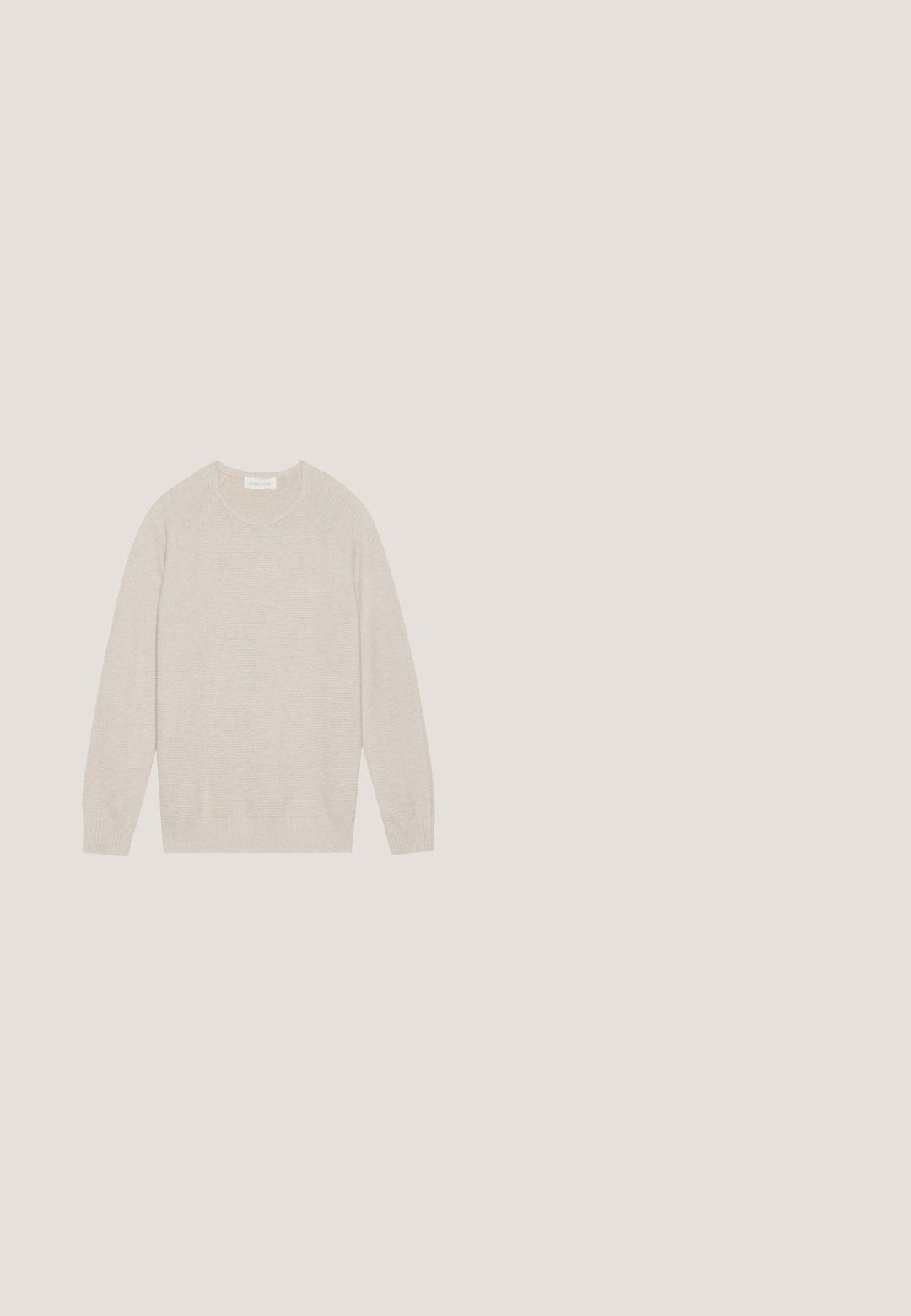 Pull en beige clair, texture tricotée, poignets et ourlet côtelés, col rond classique, manches raglan, design uni sans motifs.; Chemise boutonnée en laine marron avec un col pointu, deux poches poitrine et des boutons noirs. Texture douce avec une coupe décontractée.; Jean en denim gris clair avec bouton et fermeture éclair à l'avant, passants pour ceinture et cinq poches, posé à plat sur un fond blanc.; Baskets en daim blanc à finition lisse, embout rond, design lacé plat, avec des accents texturés contrastants. Comprend un détail de logo subtil.; Collier de perles et bracelet assorti avec fermoirs en chaîne argentée disposés sur un fond blanc.; Ceinture en cuir marron avec une boucle en métal argenté, présentant une texture lisse et un design rectangulaire épuré. Simple et fonctionnelle.