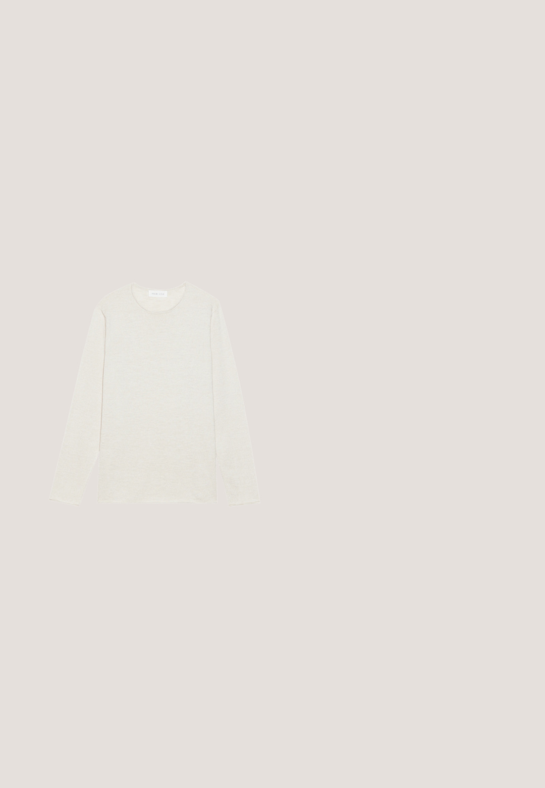 Camiseta de manga larga color crema, hecha de un tejido de punto suave. Presenta un escote redondo y un ajuste holgado, sin patrones ni acentos visibles.; Chaqueta beige de manga larga con botones, cuello y dos bolsillos delanteros aplicados, con botones marrones y textura sutil.; Pantalones beige de corte ajustado, hechos de una mezcla de algodón. Cintura elástica con cordón, dos pliegues frontales y patas rectas.; Bota desértica marrón de ante hasta el tobillo con dos ojales y suela de crepé sobre fondo liso gris claro.; Bolso mensajero de tela verde con detalles de cuero marrón, tapa frontal, correa ajustable y cierre con cremallera en la parte superior. Presenta herrajes dorados.; Cinturón de cuero marrón con hebilla metalica plateada grabada con "JACK & JONES", enrollado sobre un fondo gris claro liso.