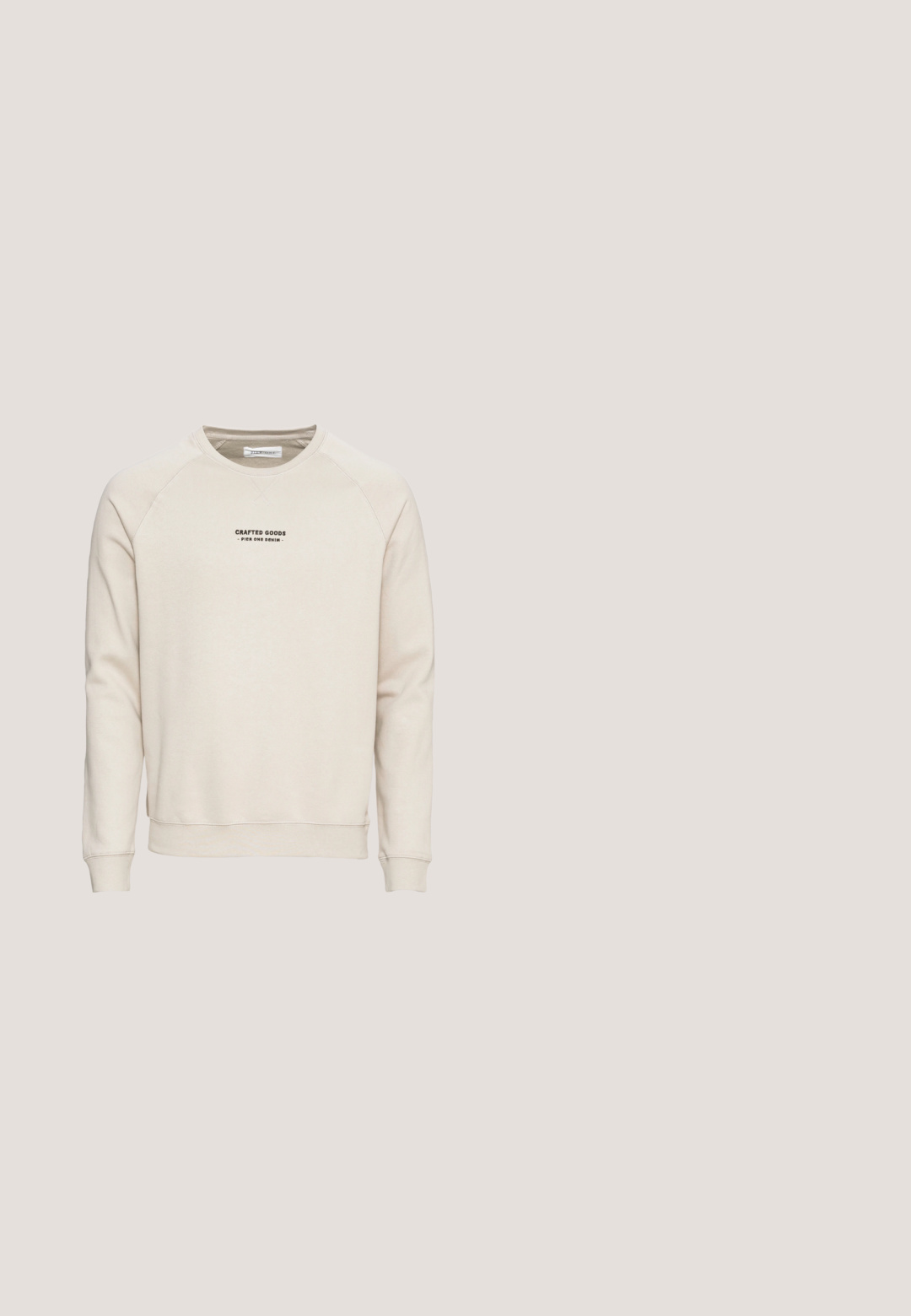 Zwarte hoodie met ritssluiting en witte zijstrepen, gecombineerd met bijpassende zwarte joggingbroek met witte strikaccenten. Zacht materiaal, casual ontwerp.; Crème-kleurige sweatshirt met raglanmouwen, ribgebreide manchetten en zoom. Bevat een zwart tekstlogo aan de voorkant. Zacht, geweven stof.; Witte sneakers van glad synthetisch materiaal, met platte veters, geperforeerde neus en een rubberen zool met een gestructureerd grippatroon.; Zwarte rechthoekige zonnebril met donkere lenzen, slanke kunststof montuur en rechte pootjes. Bevat een subtiele logo aan de zijkant.; Zwarte synthetische crossbody tas met een gestructureerd oppervlak, een ritszak aan de voorkant en een groen krokodillenlogo. Inclusief een verstelbare zwarte schouderband.; Witte parelketting met een uniforme ronde vorm, gladde oppervlakte en een metalen sluiting met een uitbreidingsketting voor verstelbare lengte.