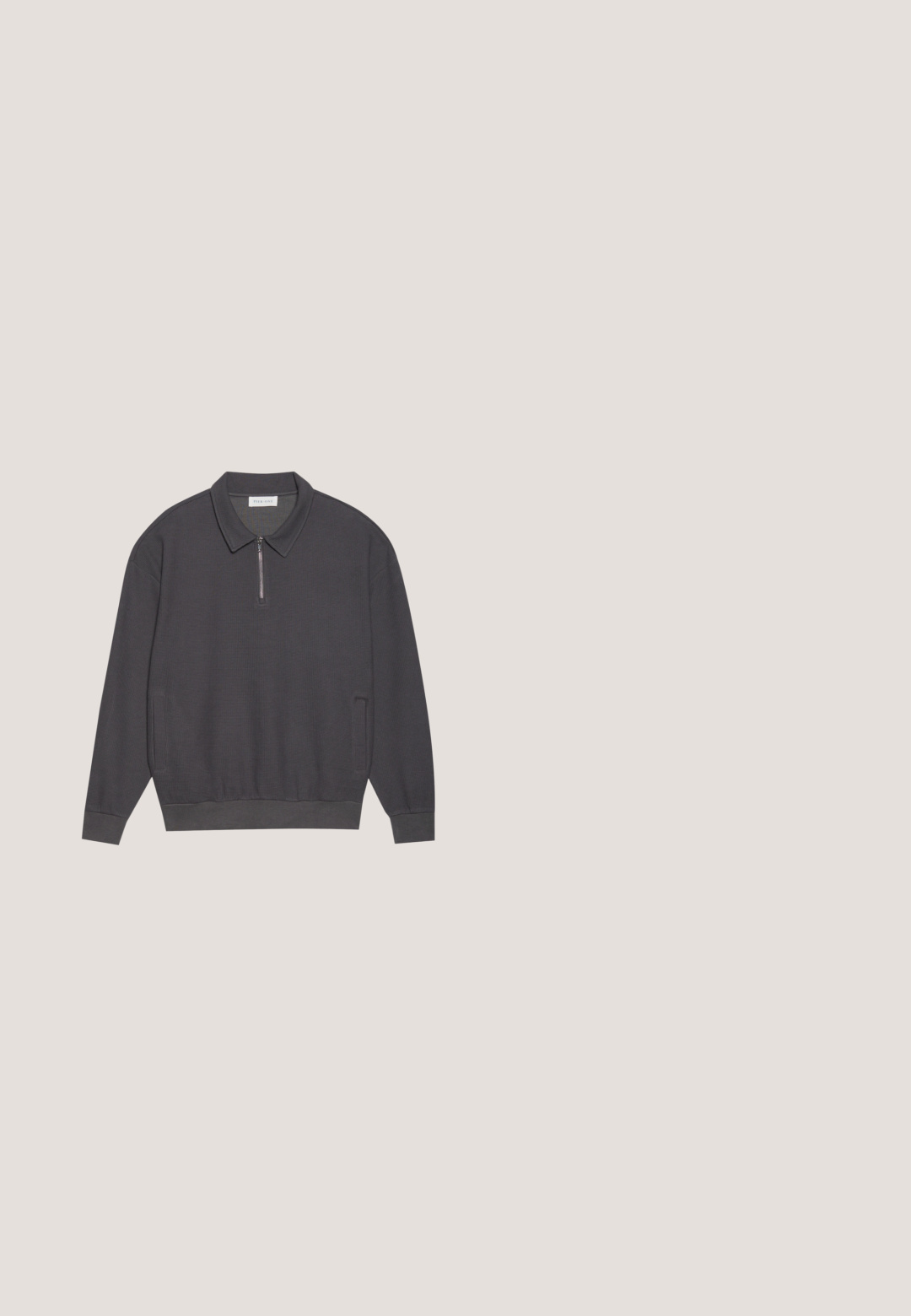 Dunkelgraues Langarm-Polohemd mit Reißverschlusskragen, gerippter Textur, elastischen Bündchen und Seitentaschen. Lässiges und vielseitiges Design.; Graue karierte Jacke mit Kragen, Knopfleiste vorne und zwei Brusttaschen. Hergestellt aus strukturiertem Stoff, mit langen Ärmeln und geradem Schnitt.; Schwarze Jeans aus Denim mit geradem Schnitt, vorderen Taschen mit silbernen Beschlägen und klassischem Fünf-Taschen-Design.; Schwarze Leder Chelsea-Stiefel mit elastischem Seitenpanel, runder Zehenpartie, strukturiertem Sohlenprofil und kleiner Zuglasche an der Ferse.; Schwarze rechteckige Sonnenbrille mit dunkel getönten Gläsern und dicken Rahmen, auf einer hellen Oberfläche liegend.; Schwarze Leder-Umhängetasche mit verstellbarem Riemen, vorderer Reißverschlusstasche und rechteckiger Form auf weißem Hintergrund.