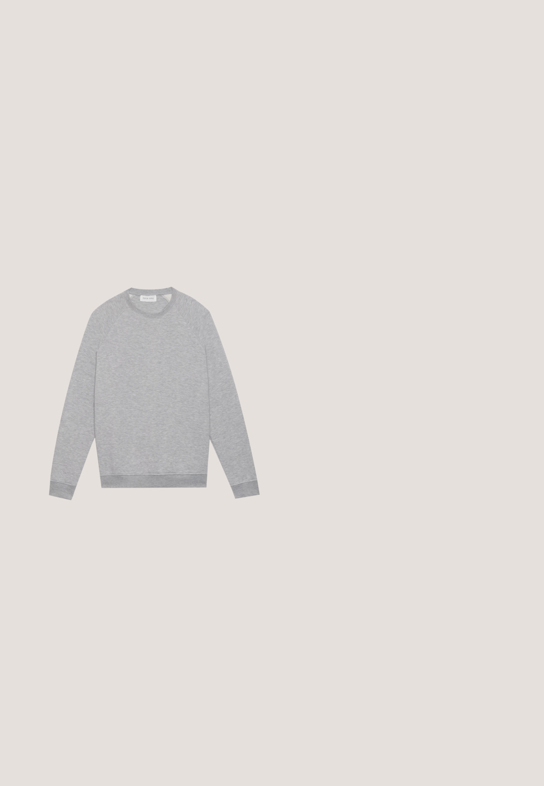 Ανοιχτό γκρι μακρυμάνικη μπλούζα crewneck με ραβδωτούς καρπούς και τελείωμα, τοποθετημένη επίπεδα σε απλό φόντο.; Μπλούζα σε ναυτικό μπλε χρώμα με κοντά μανίκια και στρογγυλή λαιμόκοψη, με τσέπη στο αριστερό στήθος, απεικονισμένη σε απλό ανοιχτό φόντο.; Μπλε τζιν παντελόνι με ίσια γραμμή, πέντε τσέπες, κούμπωμα με κουμπί και θηλιές για ζώνη, με διακριτική ξεθώριαση στους μηρούς.; Λευκά sneakers με κορδόνια που αιωρούνται πάνω από ξύλινο παγκάκι με πράσινη βλάστηση στο φόντο, επιδεικνύοντας το σχέδιο και την υφή του παπουτσιού.; Καμβάς τσαντάκι σε εκρού, με κοντούς χειρολαβές και τυπωμένο κείμενο "LES DEUX" σε έντονες μαύρες γραμμές. Ανθεκτικός, απλός σχεδιασμός.; Ζώνη από δέρμα ταμπά με λείο υφή, ορθογώνιο σχήμα και αγκράφα από ορείχαλκο. Διαθέτει ακριβή ραφή και σχεδιασμό με μια μόνη ακίδα.
