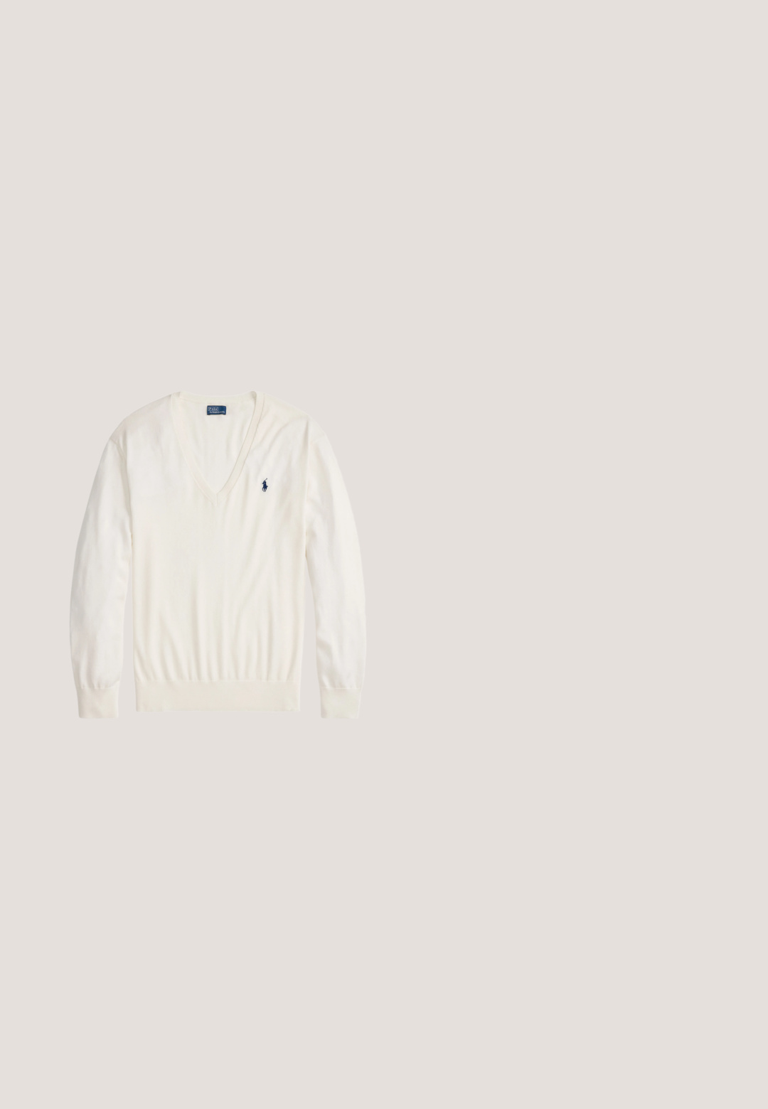 Hvid langærmet V-hals sweater med ribmanchetter og kant, med en lille navyblå Ralph Lauren polo spiller logo på venstre bryst.; Beige langærmet skjorte med knapper og krave, med en lille broderet logo på venstre bryst og klassiske manchetter.; Brune ruskindsbukser med lige pasform, der har to forlommer med lap og en glat tekstur. Knappelukning i taljen.; Brun læder mokkasin sko med snøre detaljer og gyldne øjer, der har en afrundet tå og gummisål med små dæmpninger til greb.; Brun læderhåndtaske med et enkelt håndtag og guldfarvet metal-togglestik foran mod en ensfarvet baggrund.; To mørkebrune læderbælter med guldfarvede rektangulære spænder, lagt side om side på en ensartet lys baggrund.