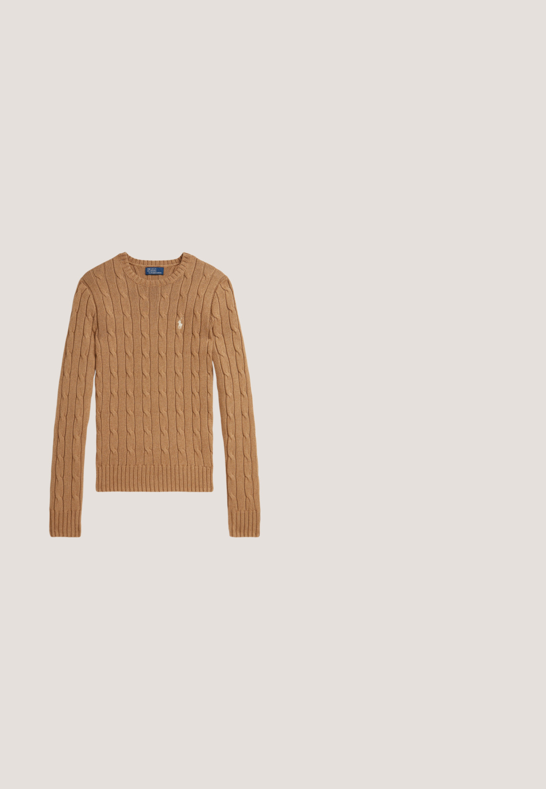 Camelfarvet kabelstrikket sweater med lange ærmer, ribstrikkede manchetter og kant. Har en lille broderet logo på brystet.; Langærmet dameskjorte med blå og hvide lodrette striber, spids krave og lille broderet logo på brystet.; Knælang nederdel med diagonale striber i grønt, hvidt og mørkeblå, med en guld-accenteret kant og glat, skinnende stoftekstur.; Brun læder og vævet beige højhælet sko med spids tå og dekorative perforeringer, sideprofil på hvid baggrund.; Brun læder skuldertaske med guldfarvet hardware, aftagelig strop og lille gyldent RL-logo på forsiden, sat mod en ensfarvet hvid baggrund.; Lauren Ralph Lauren CREST BANGLE - Armbånd - gold-coloured/tort
