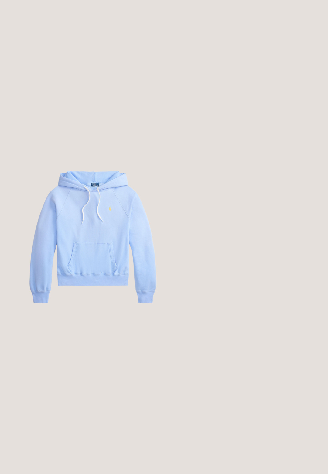 Vaaleansininen huppari, jossa etutasku, valkoiset nyörit ja pieni keltainen logo rinnassa.; Laivastonsininen lyhythihainen t-paita, jossa valkoisella painettuna edessä teksti "Lauren Ralph Lauren EST. 1996 NEW YORK" sekä koristeellinen vaakuna.; CLOSED JOVANNA - Bootcut-farkut - light blue; Ruskea ja beige Karl Lagerfeld -lenkkari valkoisilla nauhoilla, leijumassa puulaatan ja harmaan pikkukiven ulkolattian yllä.; Vihreä suorakulmainen kangaskassi ruskeilla nahkahihnoilla ja -reunuksilla, jonka etuosassa on pieni kultainen ”W”-logo keskellä.; Hieno kultainen kaulakoru, jossa pienet sylinterimäiset lenkit ja tasaisesti sijoitetut pyöreät timanttiyksityiskohdat yksinkertaista vaaleaa taustaa vasten.