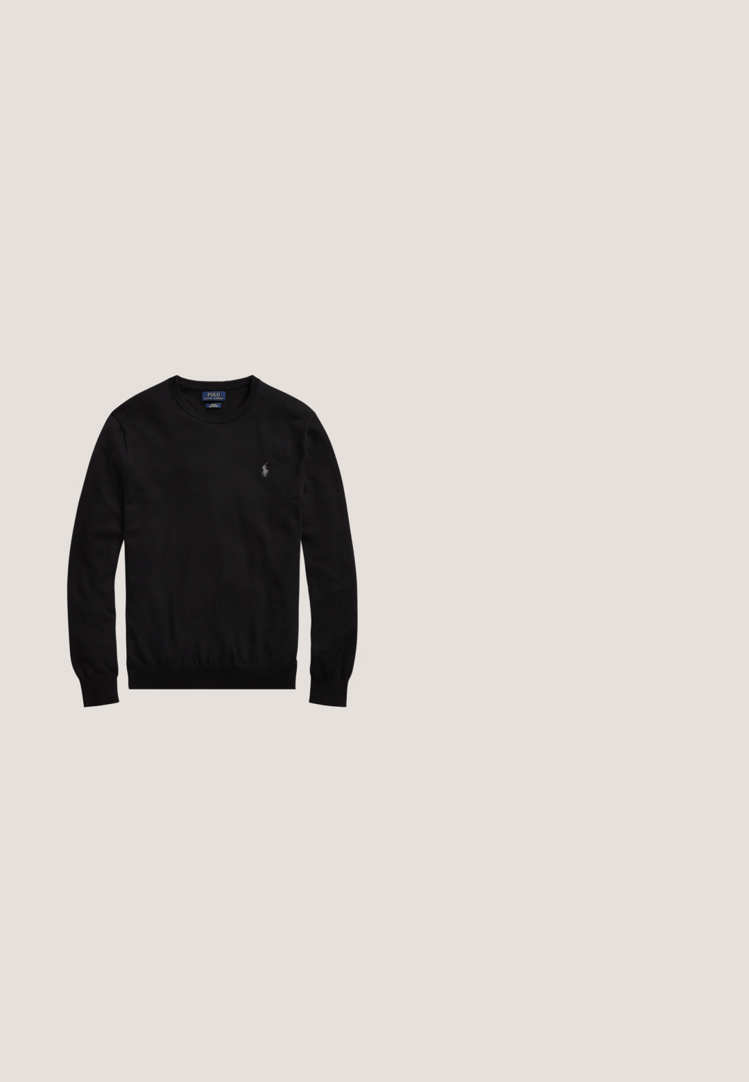 Schwarzer Langarm-Pullover mit Rundhalsausschnitt und kleinem, auf der linken Brust eingesticktem Polo Ralph Lauren-Logo.; Weißes Hemd mit langen Ärmeln, Knopfleiste, Kragen und kleinem dunkelblauem Polo Ralph Lauren Logo auf der Brust gestickt.; Graue Sweatpants aus weichem Stoff, mit einem Kordelzug an der Taille, seitlichen Taschen und gerippten Bündchen. Beinhaltet ein kleines Logo am Oberschenkel.; Schwarzer Sneaker mit niedrigem Schaft, weißer Sohle und gesticktem Polospieler-Logo an der Seite, mit Schnürverschluss und strukturiertem Stoff-Obermaterial.; Kleine schwarze Umhängetasche mit vorderer Reißverschlusstasche, verstellbarem Riemen und besticktem Logo eines Polospielers zu Pferd.; Schwarzer Ledergürtel mit einer schwarzen, rechteckigen Schnalle mit eingeprägtem Polo-Spieler-Logo.