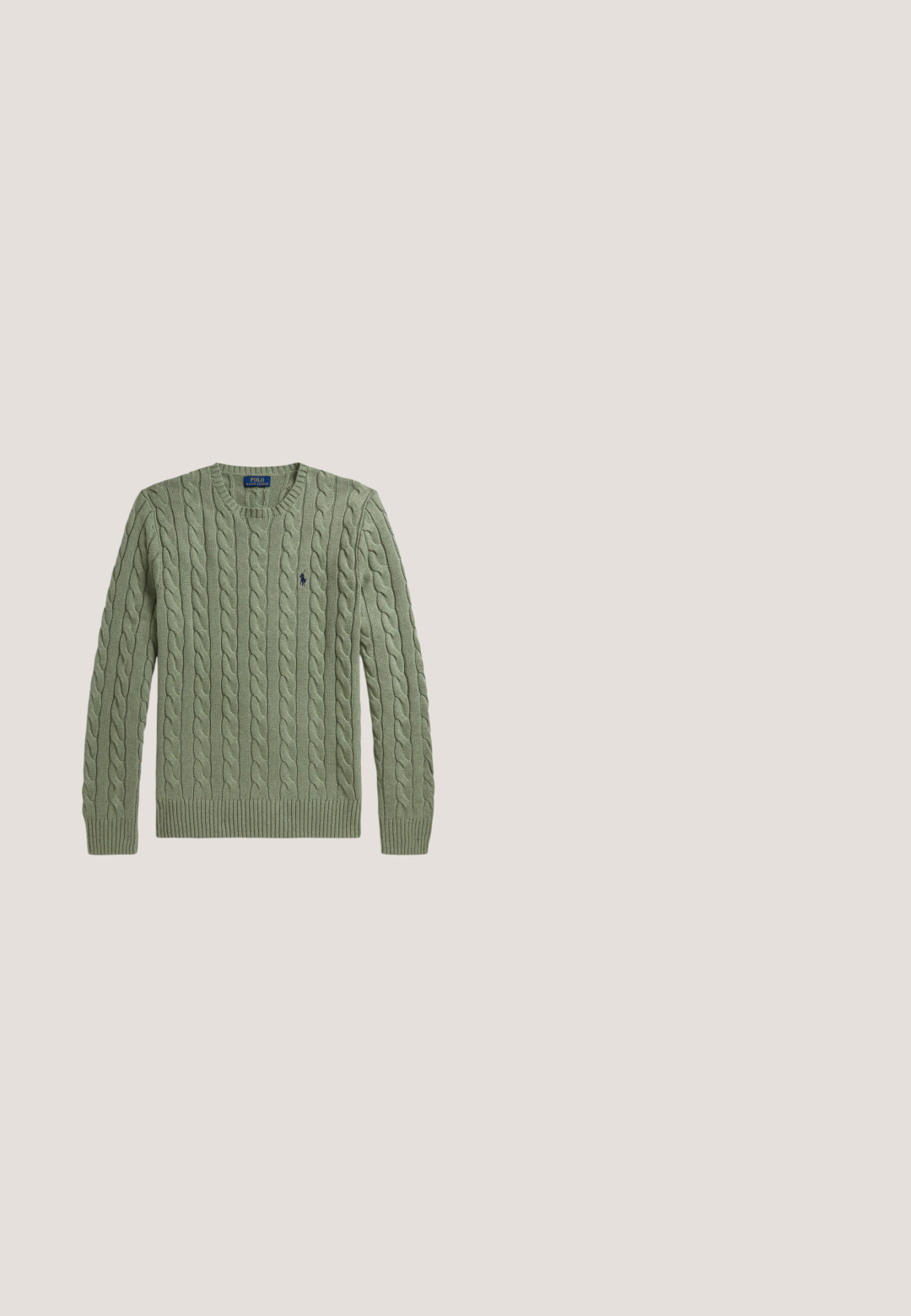 Groene kabelgebreide trui met ronde hals, geribbelde manchetten en zoom, en een klein geborduurd logo op de borst. Gestructureerd en van gemiddelde dikte.; Wit overhemd met lange mouwen, knopen, button-down kraag en klein donker Polo Ralph Lauren-logo op de linkerborst.; Beige broek met rechte pijpen, ceintuurlussen en een voorrits, plat gelegd tegen een witte achtergrond.; Zwarte leren mocassin met veterdetail en lage rubberen zool, zijaanzicht op een eenvoudige lichte achtergrond.; Zwarte cilindervormige sporttas met dubbele handvatten, ritssluiting voorvak, schouderriem en Polo-logo in het midden.; Zwarte leren gevlochten riem met een zilveren metalen gesp, met een gladde textuur en een lus voor aanpassingen, die een casual ontwerp benadrukt.