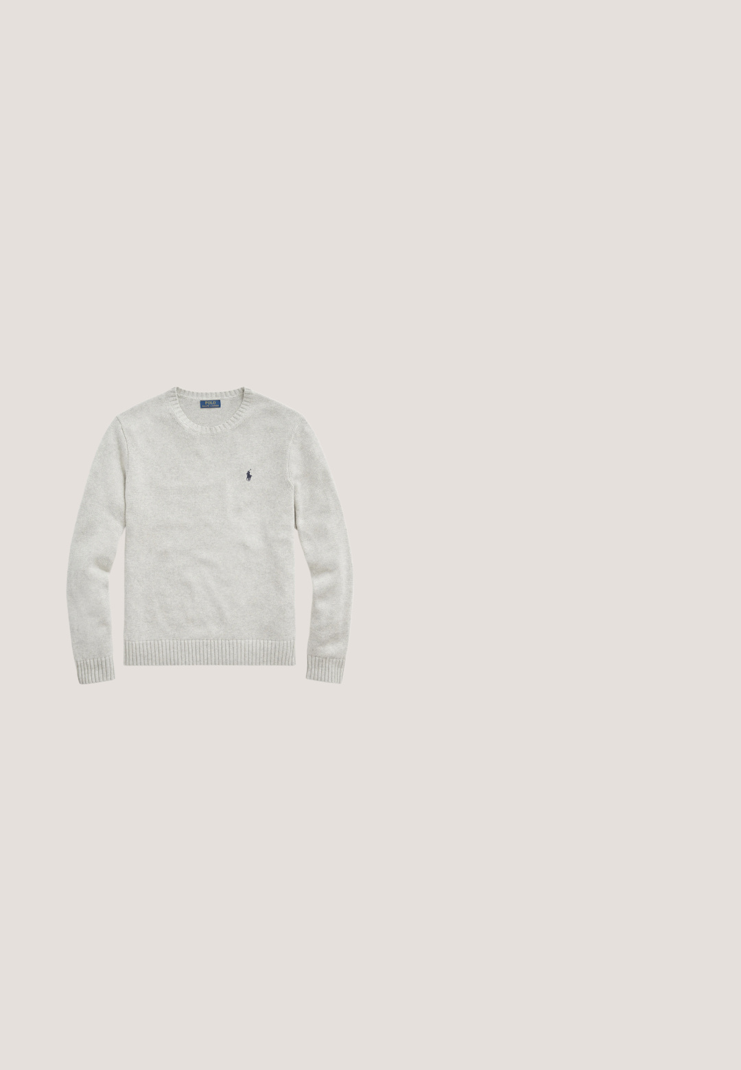Hellgrauer gestrickter Langarmpullover mit Rundhalsausschnitt und kleinem dunkelblau besticktem Ralph Lauren Polo-Logo auf der linken Brust.; Graues Langarm-Hemd mit Knöpfen aus Baumwolle. Es verfügt über einen spitzen Kragen, einen klassischen Schnitt und ein kleines blaues Logo auf der linken Brust.; Dunkelbraune Slim-Fit-Jeans mit fünf Taschen, Knopf- und Reißverschluss sowie sichtbaren Polo-Markenetiketten am Bund und an der vorderen Tasche.; Schwarzer Chelsea-Lederschuh mit elastischem Seitenteil, niedrigem Absatz und Zuglasche hinten, von der Außenseite auf weißem Hintergrund gezeigt.; Schwarze rechteckige Tote-Tasche mit kurzen Griffen, einem langen Schulterriemen an der Seite und einem kleinen bestickten Polo-Spieler-Logo in der vorderen Mitte.; Schwarzer geflochtener Ledergürtel mit silberner Metallschnalle und Lederende vor einfachem hellem Hintergrund.