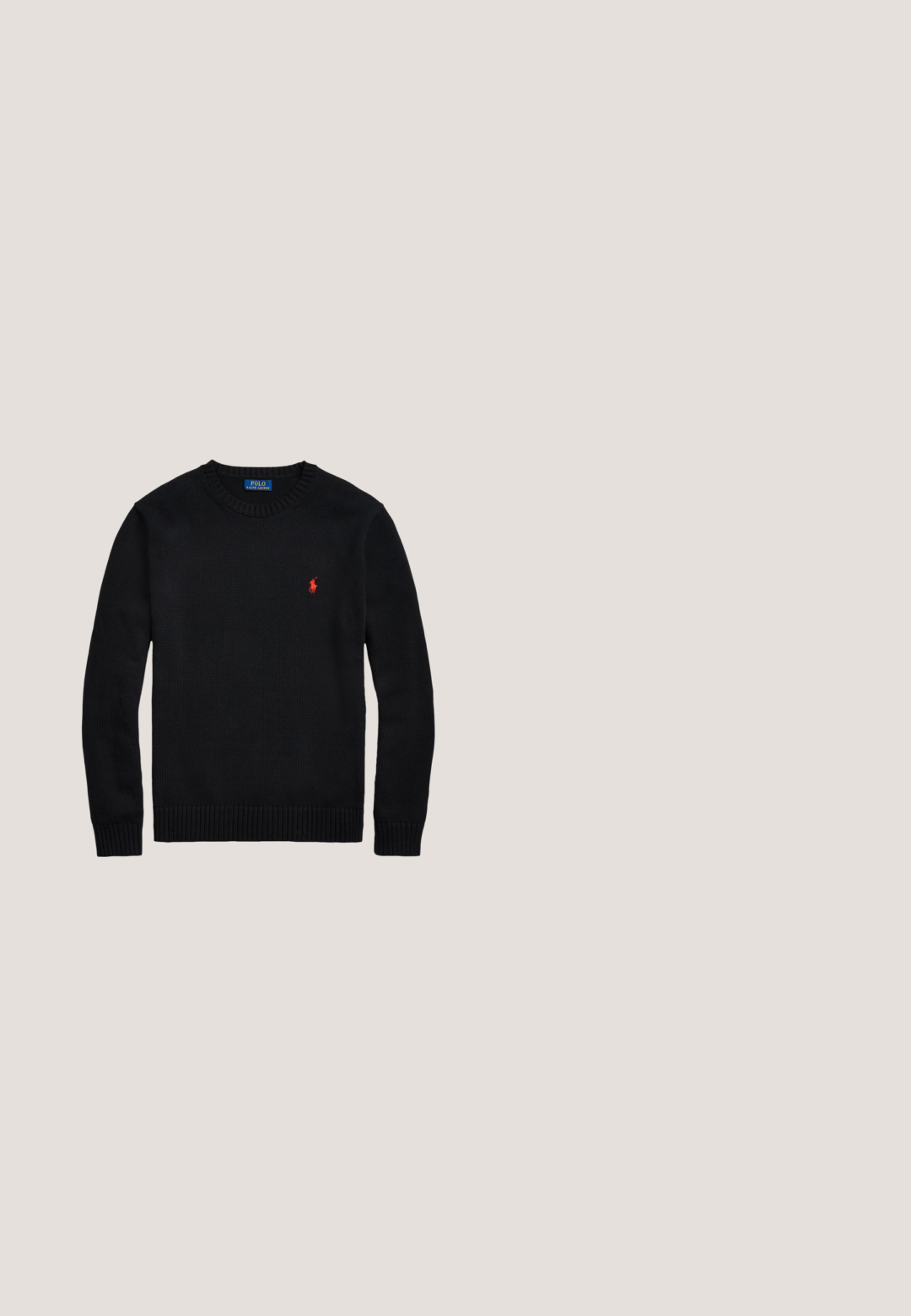 Schwarzer Pullover mit Rundhalsausschnitt und langen Ärmeln, mit gerippten Bündchen und Saum, mit kleinem rotem Polo Ralph Lauren-Logo auf der Brust.; Hellgraues, langärmliges Hemd mit Knopfleiste, Kragen und blauem Polo Ralph Lauren Sticklogo auf der linken Brust.; Hellblaue Jeans aus Denim mit geradem Schnitt, fünf Taschen, Knopfleiste und dezenten Verwaschungen im Stoff.; Schwarzer Lederloafer mit niedrigem Absatz und Pennyriemendetail, von der Seite auf hellgrauem Hintergrund gezeigt.; Schwarze Polo Ralph Lauren Leder-Kosmetiktasche mit vorderer Reißverschlusstasche und seitlichem Griff.; Schwarzer Ledergürtel mit silberner rechteckiger Schnalle, aufgerollt auf weißem Hintergrund, mit dezent geprägt Logo an der Spitze.