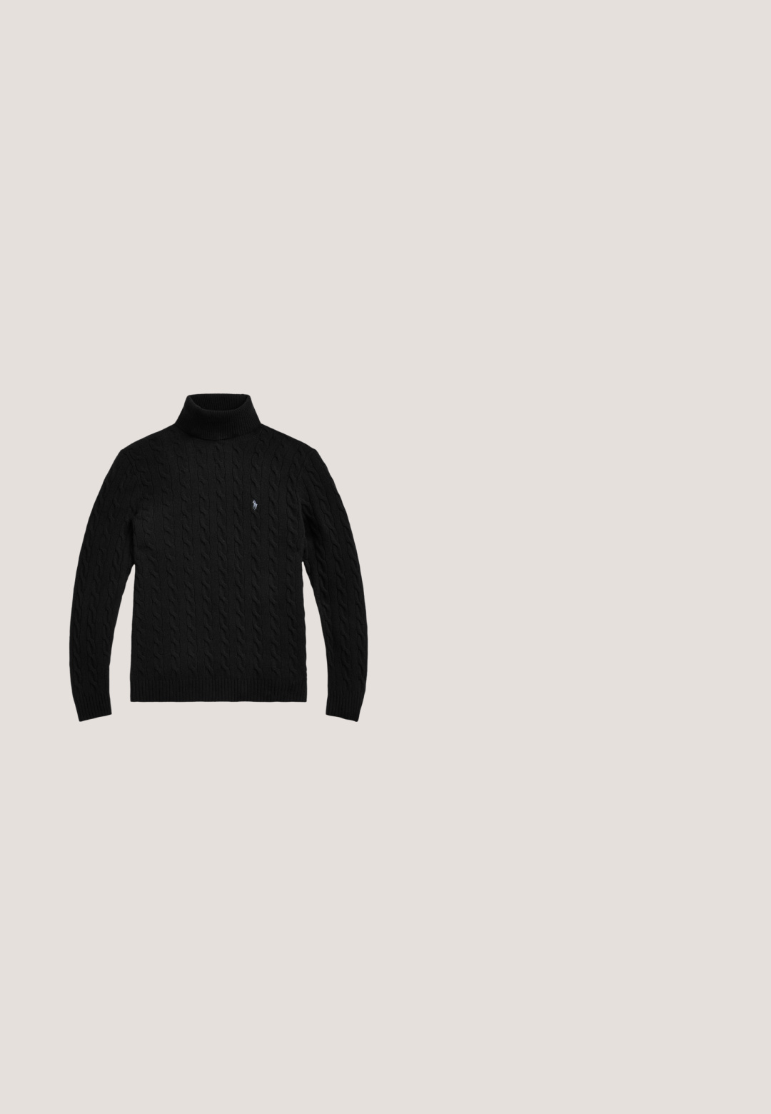 Polo Ralph Lauren LONG SLEEVE - Svetrík - black; Biela košeľa s dlhým rukávom, zložená s zapnutými manžetami, klasickým golierom a modro vyšitým logom Polo Ralph Lauren na hrudi.; Čierne tepláky s rovným strihom, so sťahovacou šnúrkou v páse a malým bielym logom na ľavom stehne, zobrazené na svetlom pozadí.; Čierny kožený mokasín s nízkym podpätkom a detailom s penny remienkom, zobrazený z boku na svetlosivom pozadí.; Čierna kožená toaletná taška Polo Ralph Lauren s predným vreckom na zips a bočnou rukoväťou.; Čierny kožený opasok s obdĺžnikovou striebornou kovovou prackou s vyrazeným logom jazdca, hladkou textúrou a piatimi otvormi na opasok.
