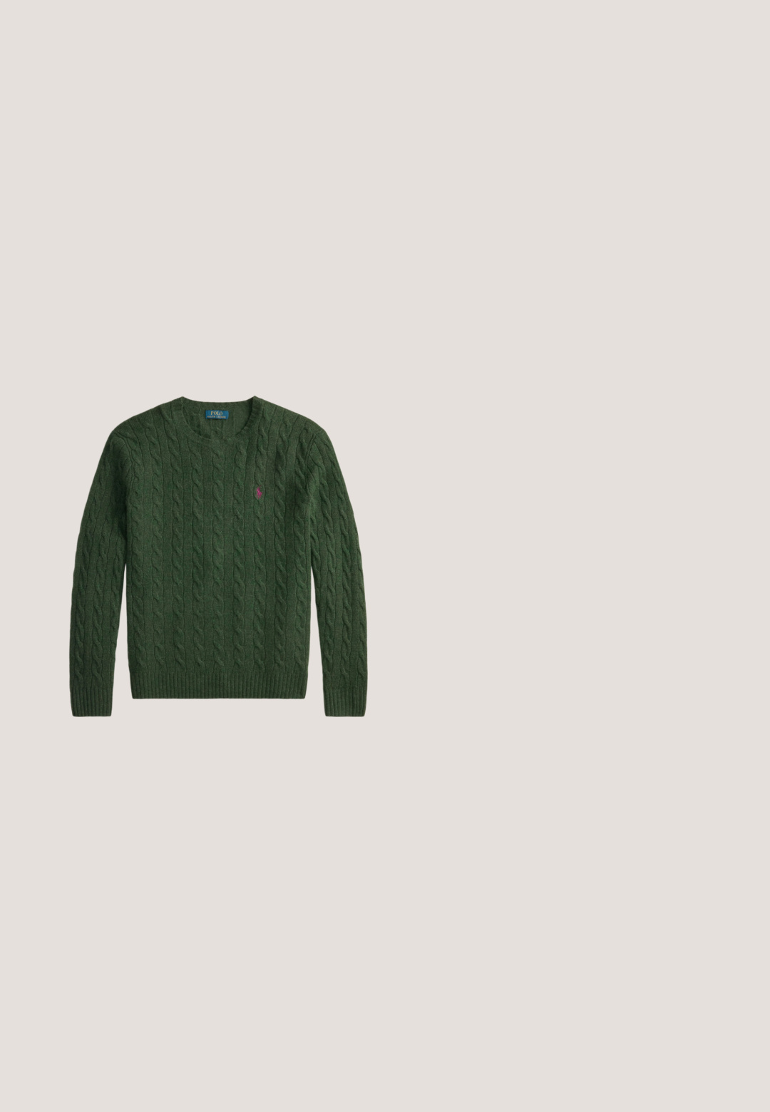 Tmavozelený sveter s dlhým rukávom a káblovým vzorom, s rebrovanými manžetami a lemom, s malým ružovým logom Polo Ralph Lauren na ľavej strane hrudníka.; Svetlomodrá prúžkovaná košeľa na gombíky s klasickým golierom, dlhými rukávmi a malým logom na ľavom prsníku.; Tmavomodré riflové nohavice s priamymi nohavicami, piatimi vreckami, zapínaním na gombíky a viditeľným šitím.; Čierny kožený mokasín s nízkym podpätkom a detailom s penny remienkom, zobrazený z boku na svetlosivom pozadí.; Malá čierna crossbody taška s predným vreckom na zips, nastaviteľným popruhom a vyšívaným logom hráča póla na prednej strane.; Čierny kožený opasok s obdĺžnikovou striebornou kovovou prackou s vyrazeným logom jazdca, hladkou textúrou a piatimi otvormi na opasok.